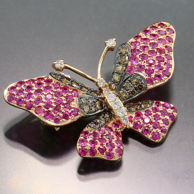 Enchantingly beautiful butterfly pendant, both pairs of wings are adorned with 94 sapphires, approximately 1.30 carats in total, in a vibrant and radiant pink colour, round cut. The inner part is set with 26  diamonds in black rhodium-plated