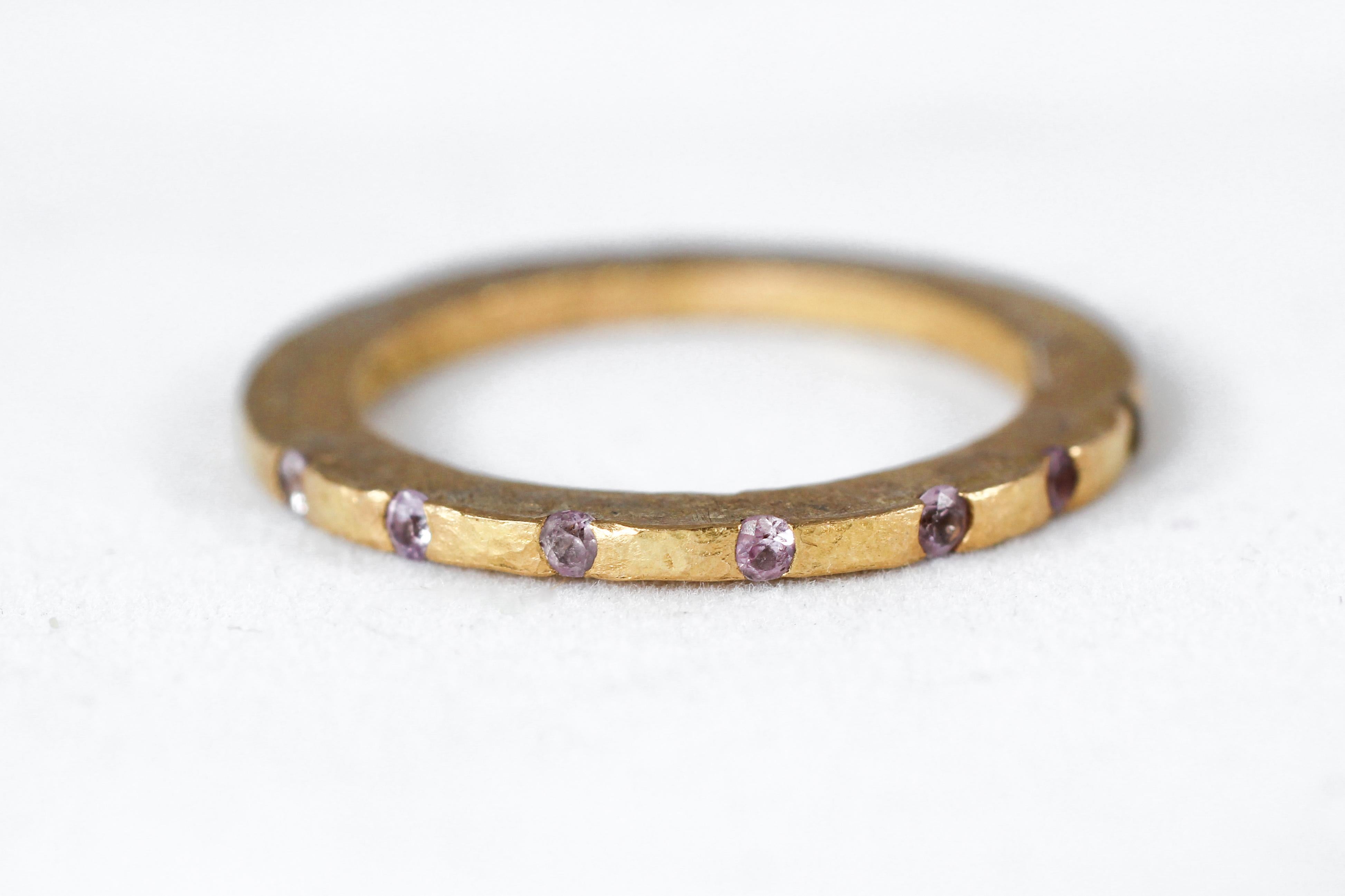 Une bague de mariée ou de mariage avec des saphirs roses sertis en or 22k recyclé. Simplicité Bague de mariage ou de mariage unisexe contemporaine à grand disque conçue et fabriquée à la main par AB Jewelry NYC. Idéal pour un homme ou une femme.