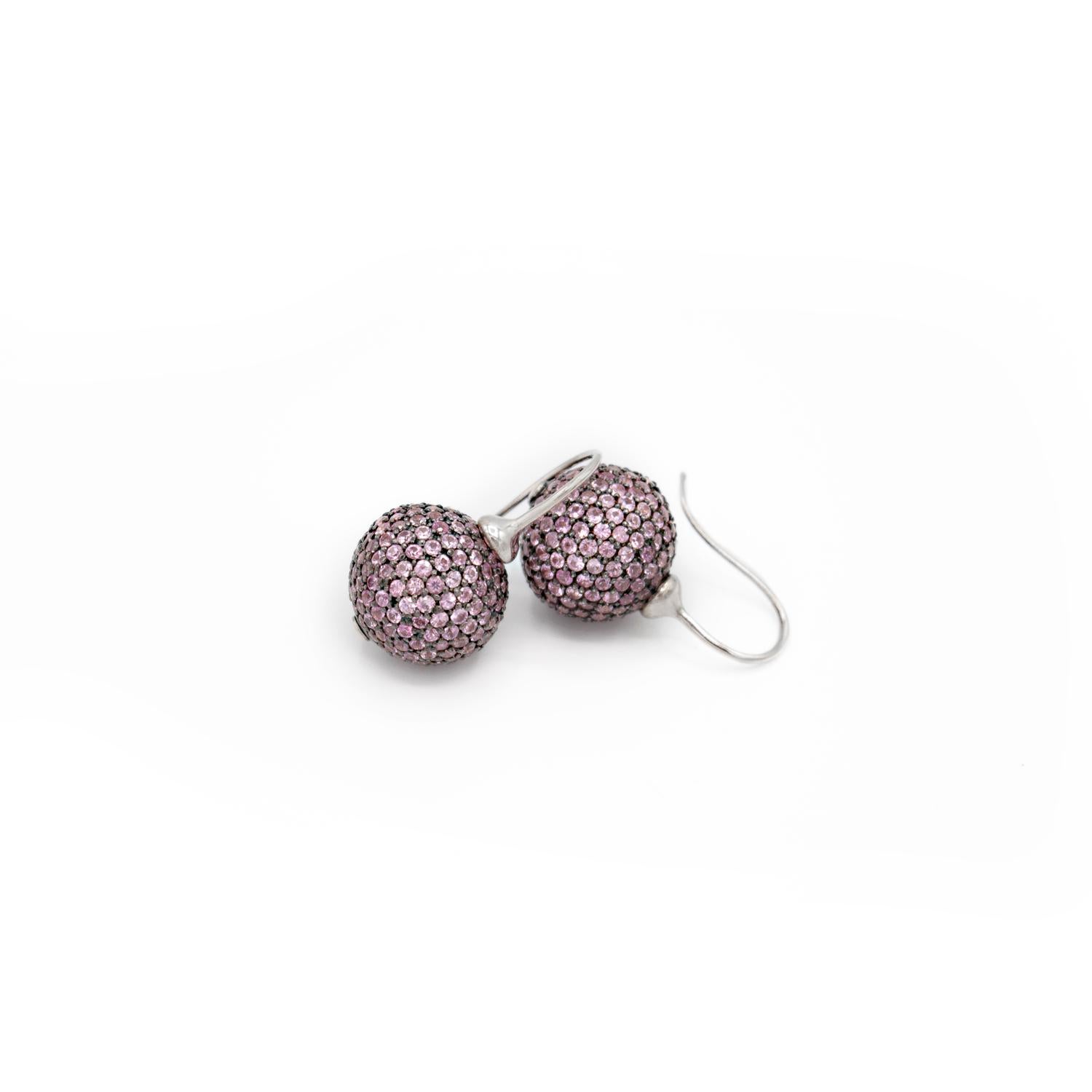 Elegant earrings in 18kt white gold and pink sapphires . 
Silver setting
Pink sapphires ct. 6,5
white Gold g. 2,2
Hook System

