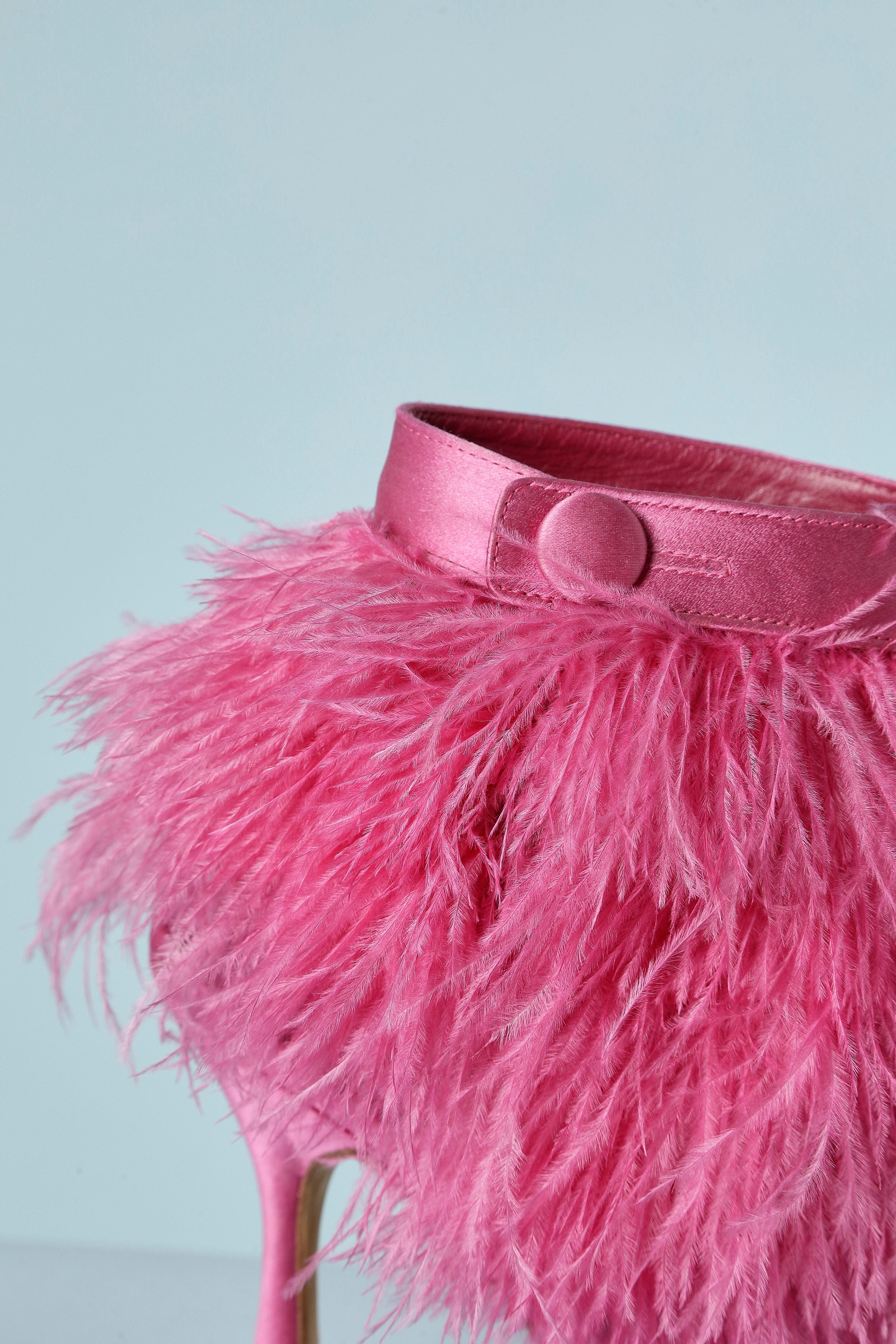 Escarpin en satin rose et plumes ouvert sur l'arrière des pieds et fermeture à pression sur le côté. Le rose du satin est légèrement différent  de part et d'autre de la couture.
Hauteur du talon = 11 cm 
Pointure = 38 (It) 