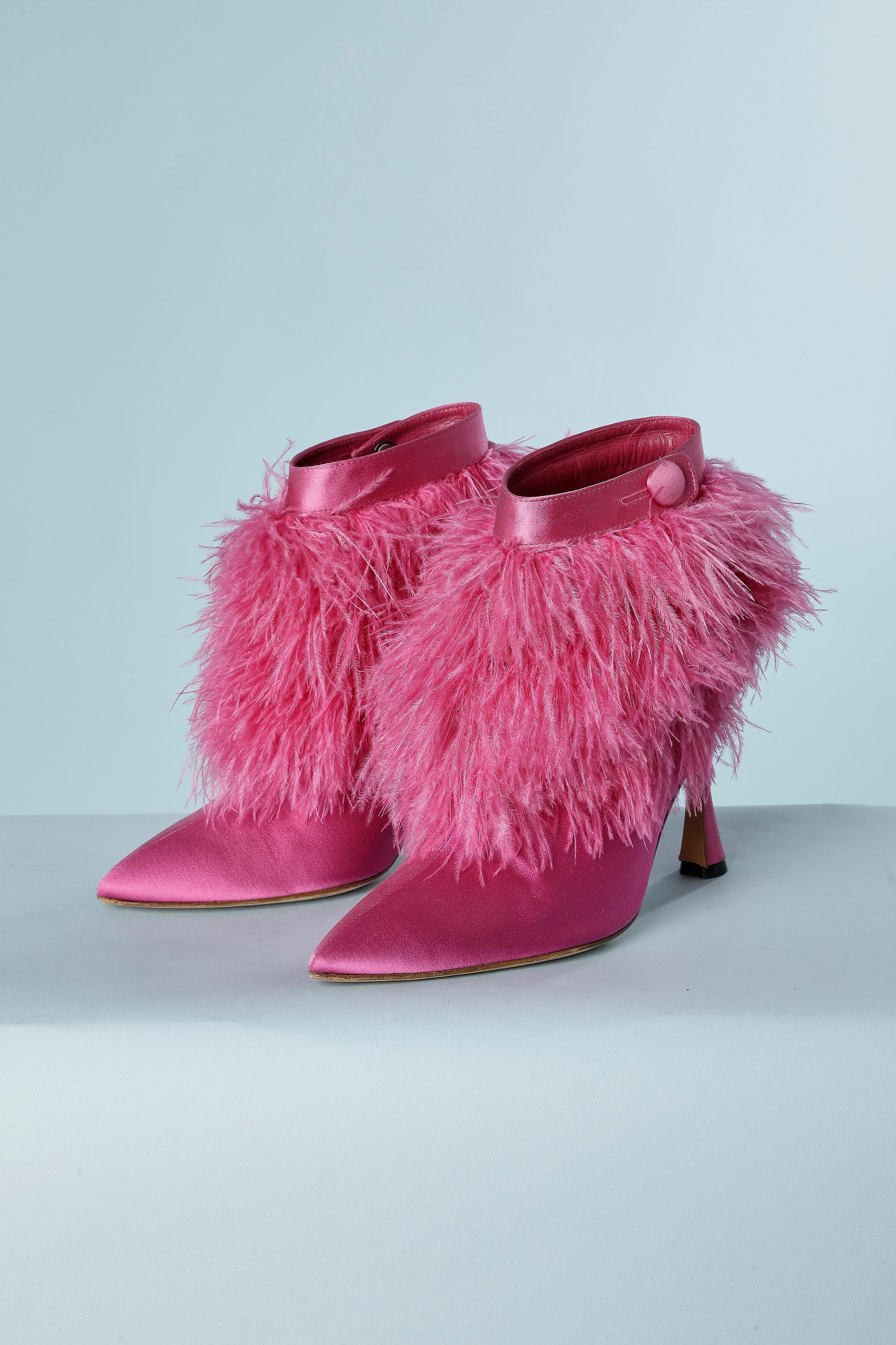Rose Escarpin en satin rose et plumes Manolo Blahnik en vente