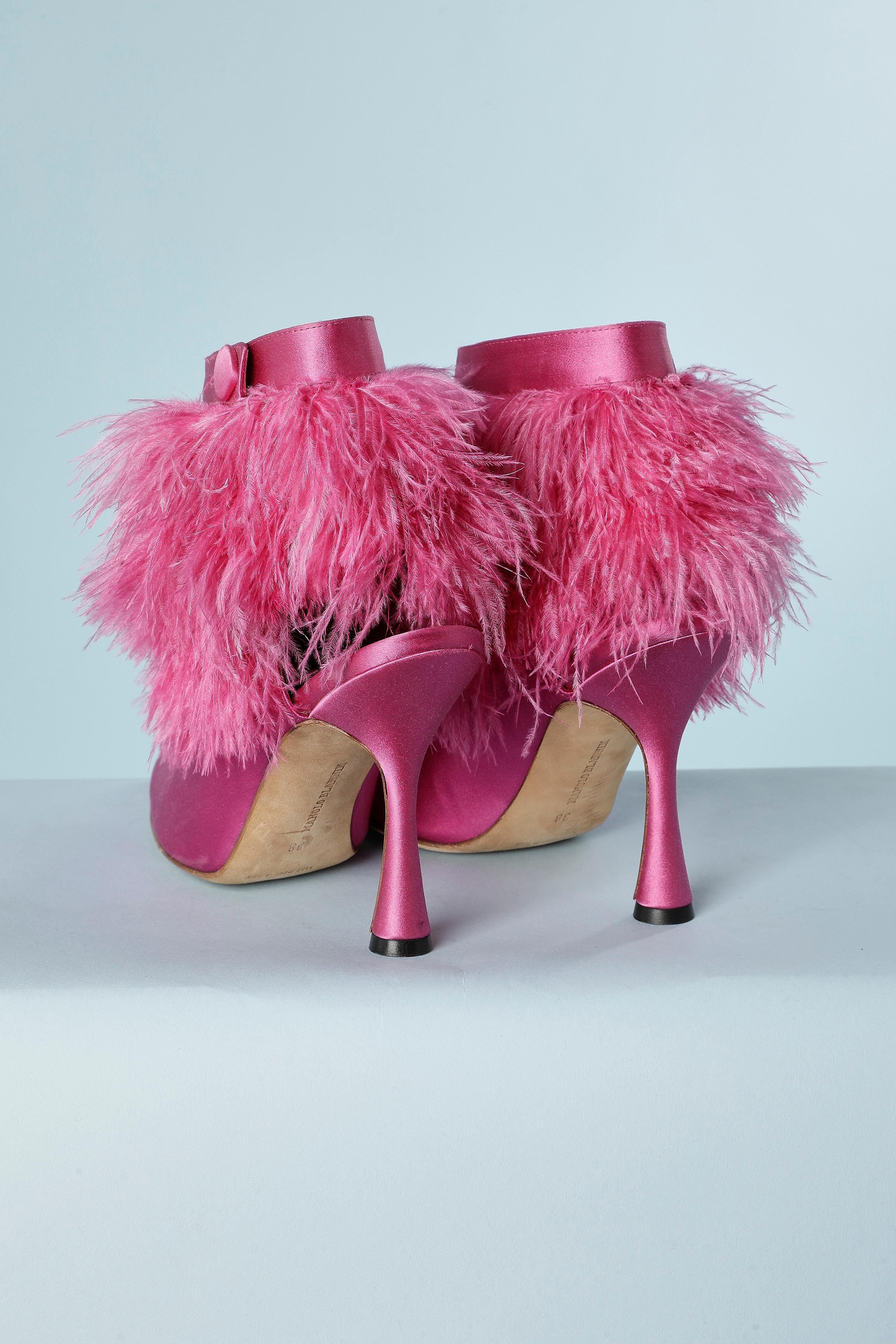 Escarpin en satin rose et plumes Manolo Blahnik Excellent état - En vente à Saint-Ouen-Sur-Seine, FR