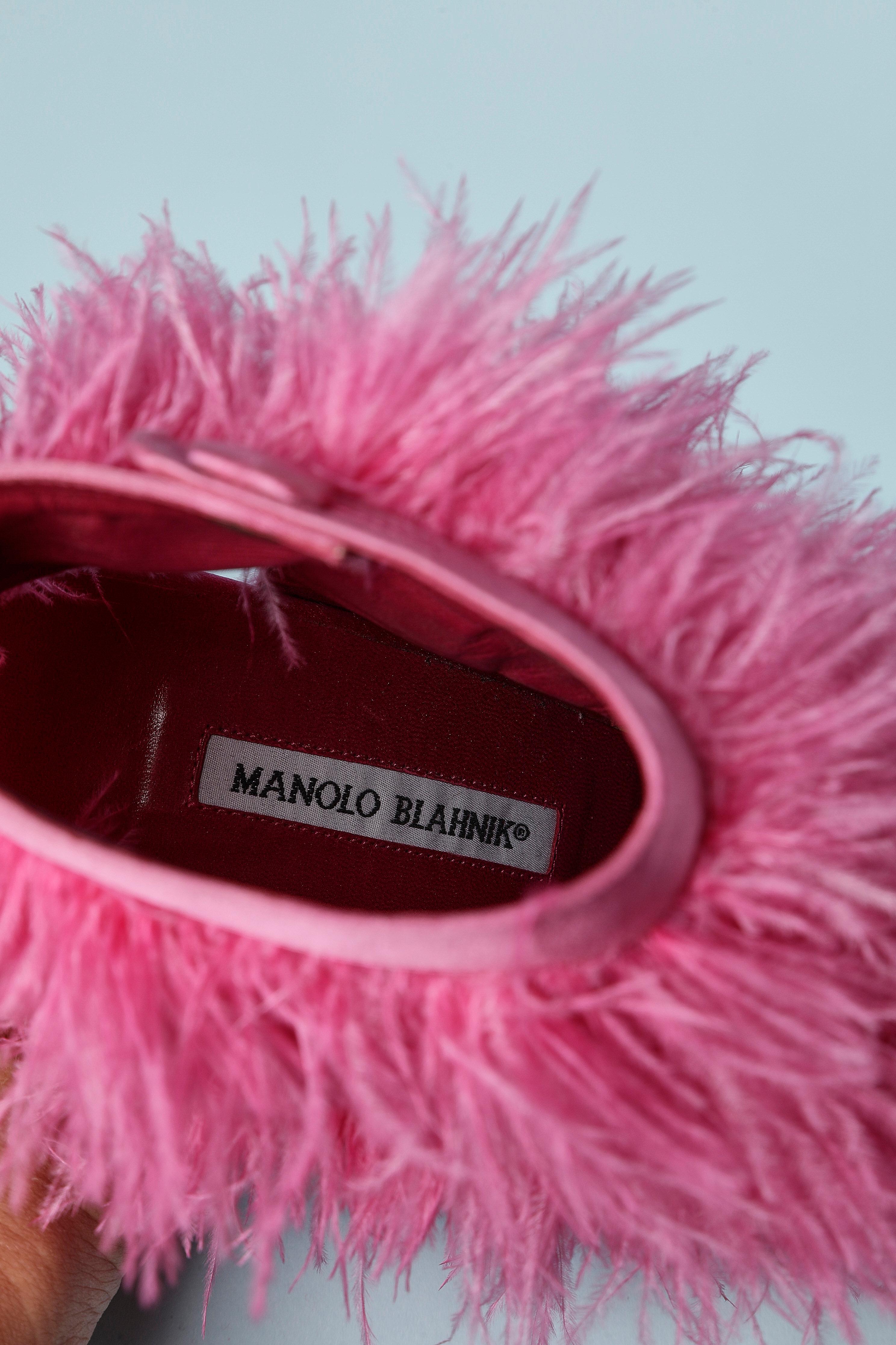 Escarpin en satin rose et plumes Manolo Blahnik Pour femmes en vente