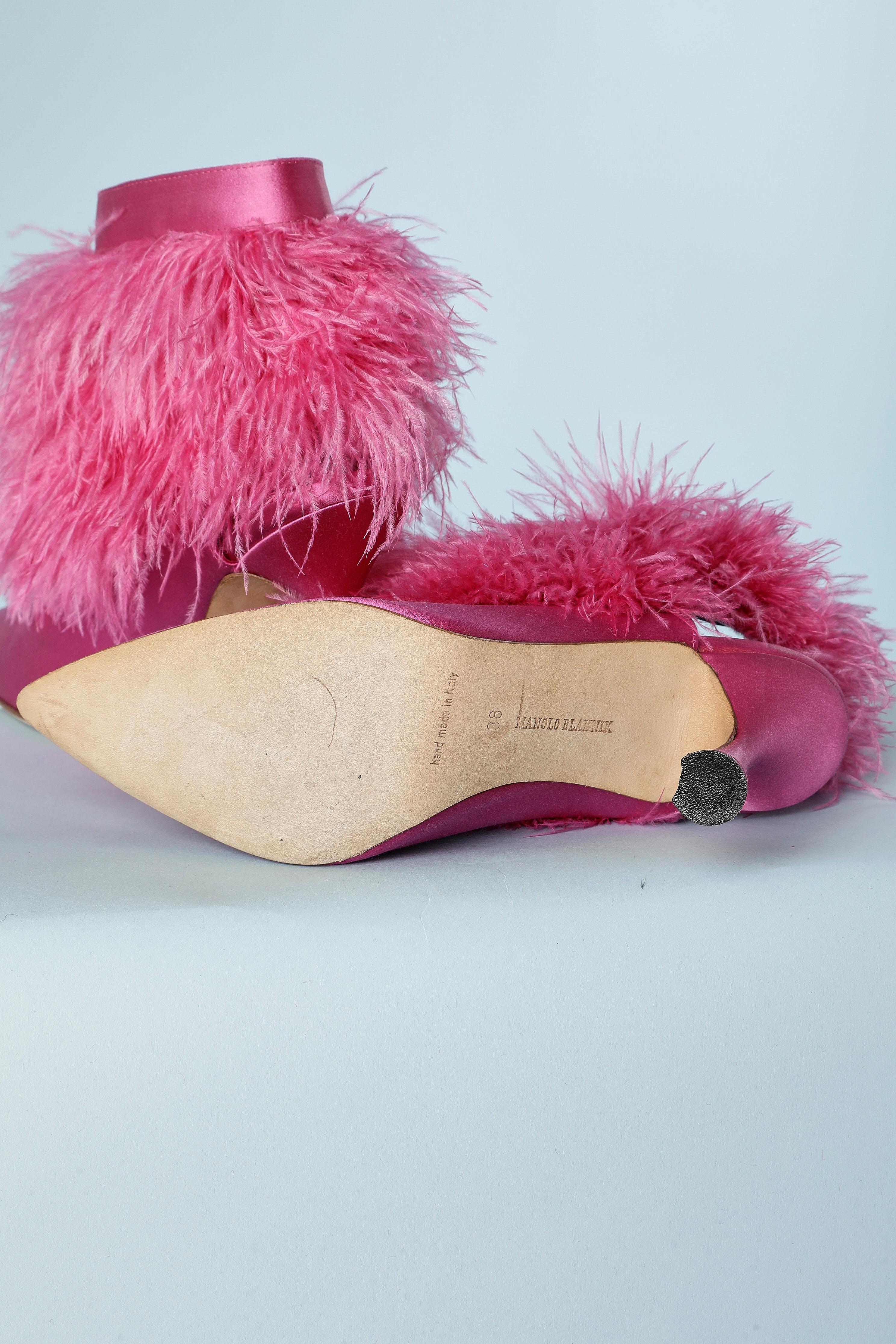 Escarpin en satin rose et plumes Manolo Blahnik en vente 1