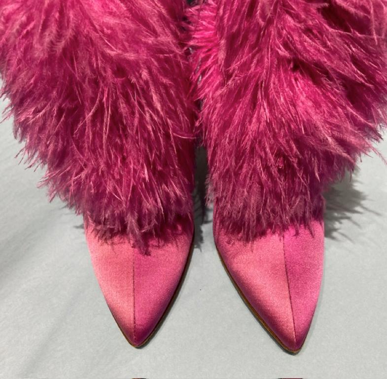 Escarpin en satin rose et plumes Manolo Blahnik en vente 2