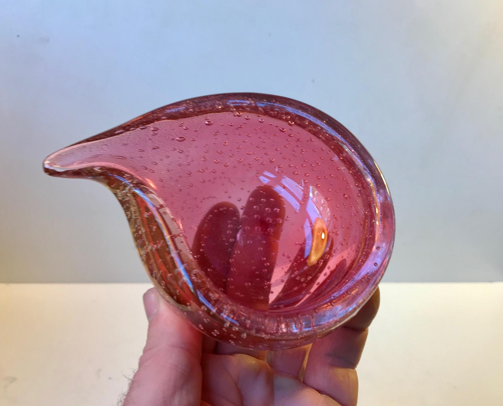 Hand blown bullicante pink Murano art glass bowl or ashtray with gold aventurine flecks. It is attributed to Archimede Seguso, Italy, circa 1950s-1960s.