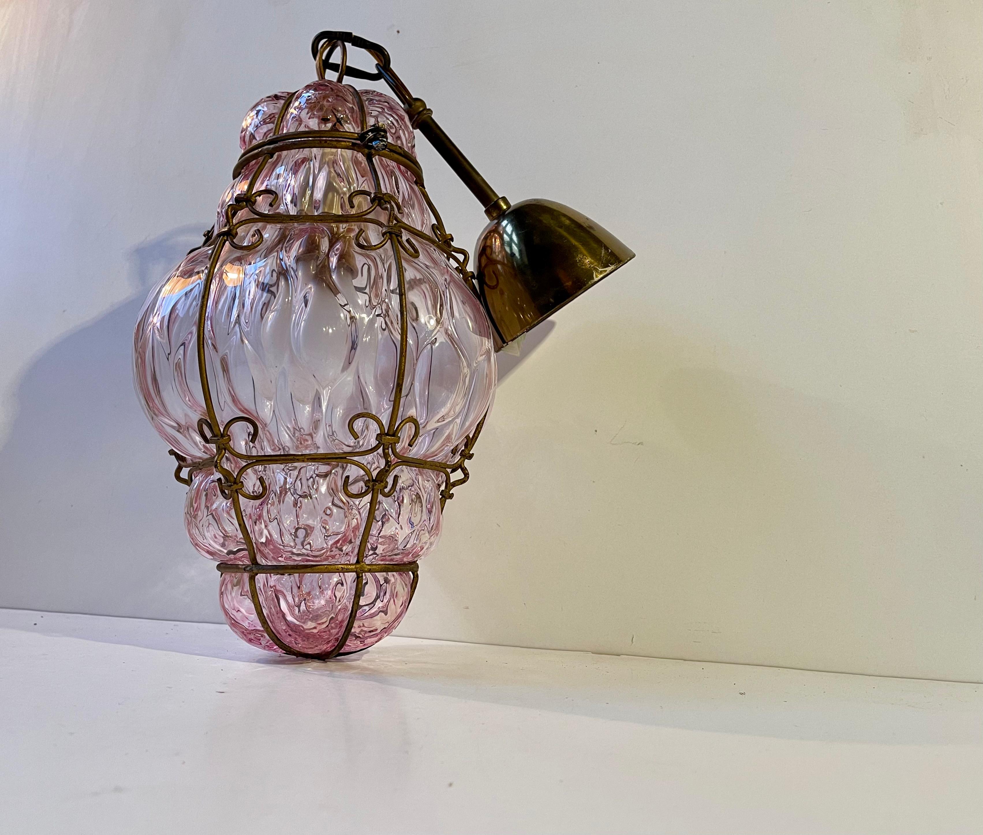 Lampada a sospensione a lampone rosa di Seguso in vetro di Murano a gabbia, anni '50 in vendita 3