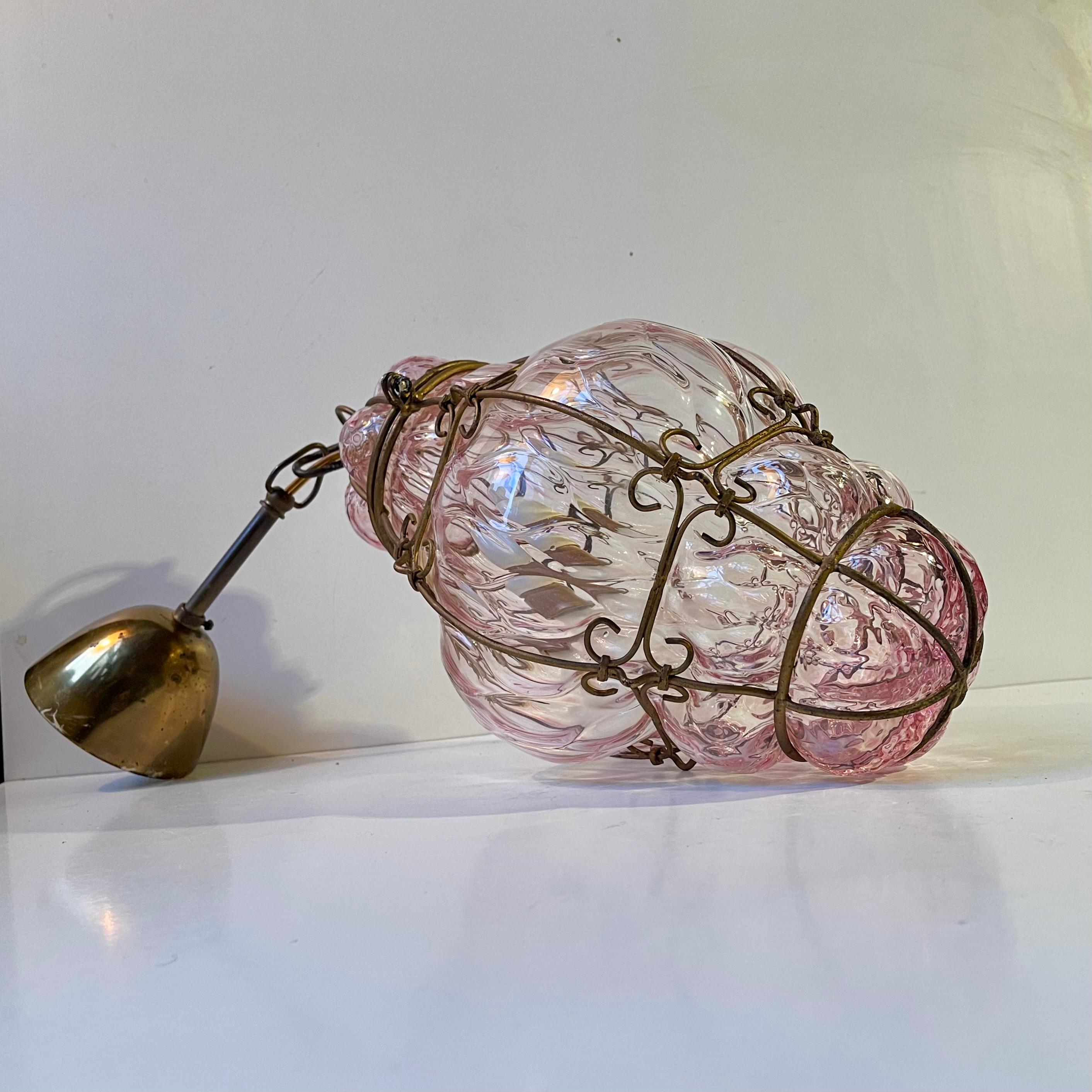 Lampada a sospensione a lampone rosa di Seguso in vetro di Murano a gabbia, anni '50 in vendita 6