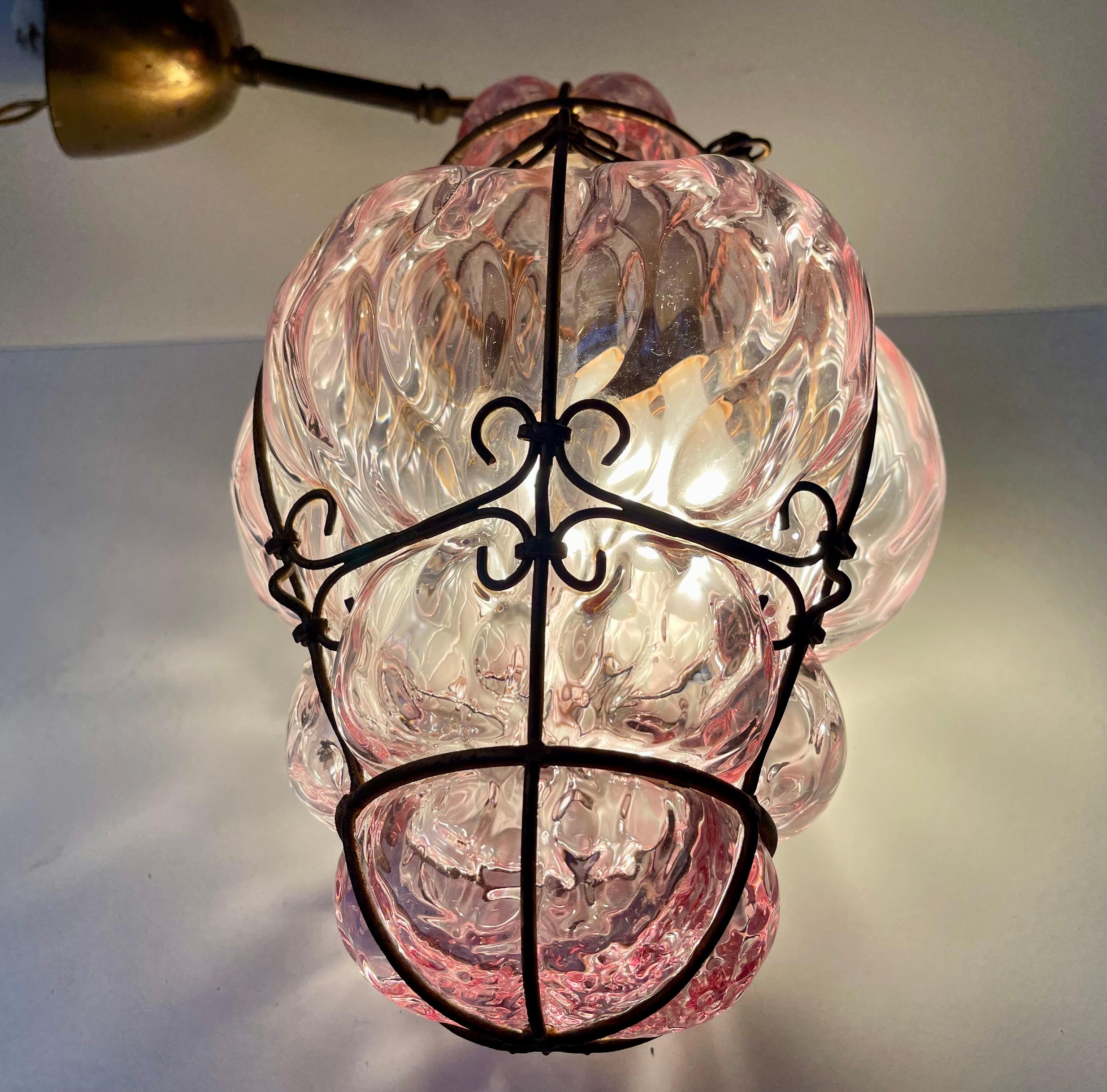 Lampada a sospensione a lampone rosa di Seguso in vetro di Murano a gabbia, anni '50 in vendita 7