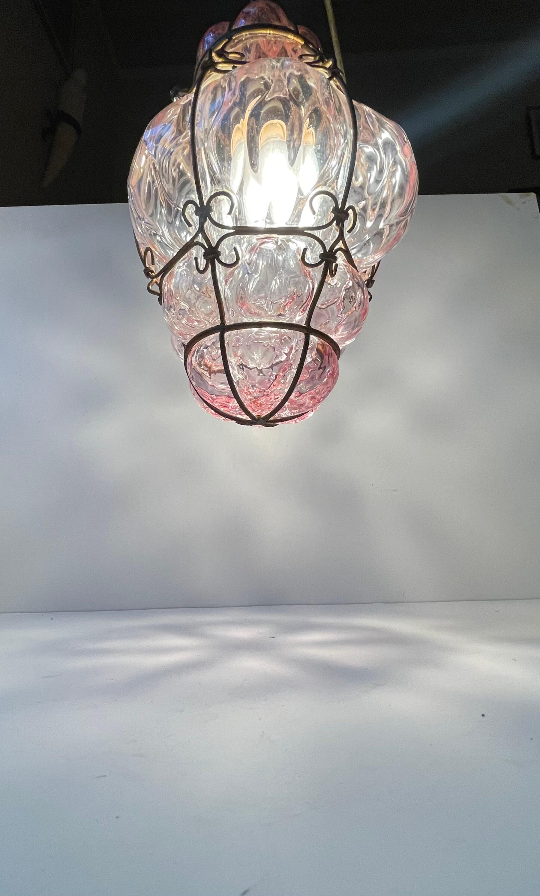 Mid-Century moderno Lampada a sospensione a lampone rosa di Seguso in vetro di Murano a gabbia, anni '50 in vendita
