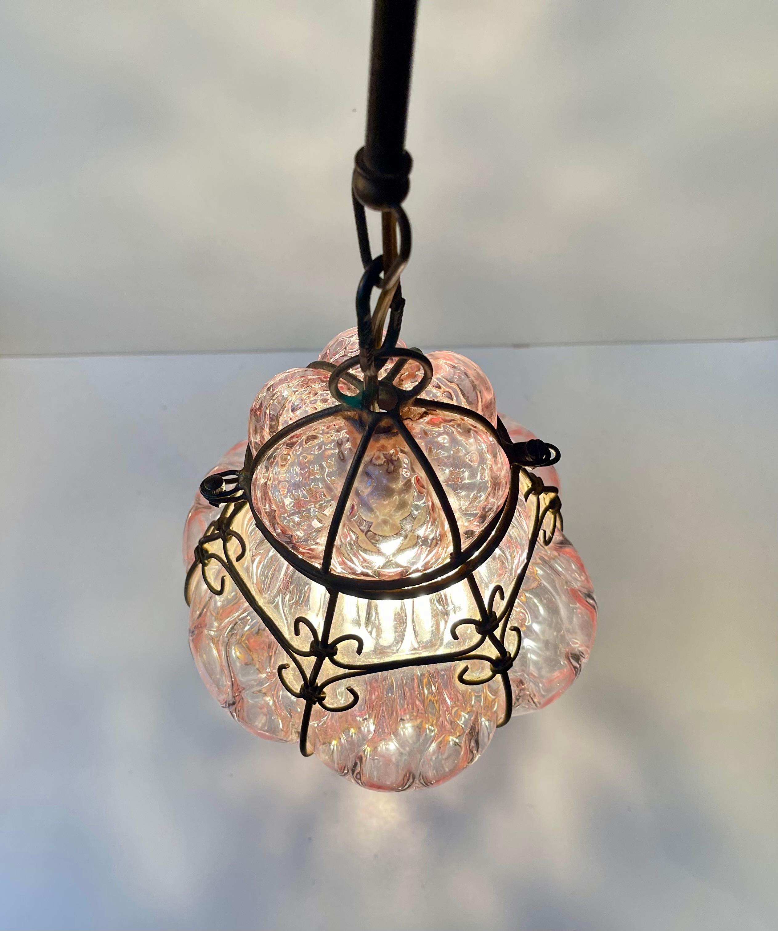 Lampada a sospensione a lampone rosa di Seguso in vetro di Murano a gabbia, anni '50 In condizioni buone in vendita a Esbjerg, DK