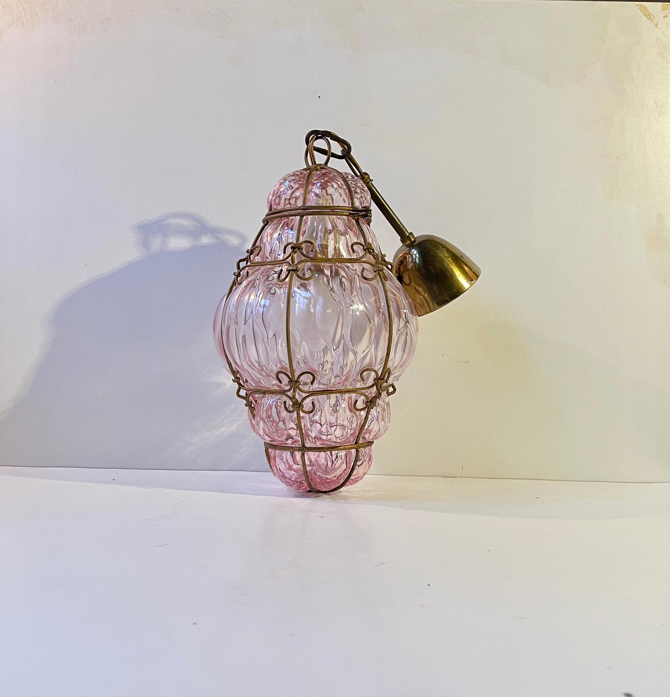 Metà XX secolo Lampada a sospensione a lampone rosa di Seguso in vetro di Murano a gabbia, anni '50 in vendita