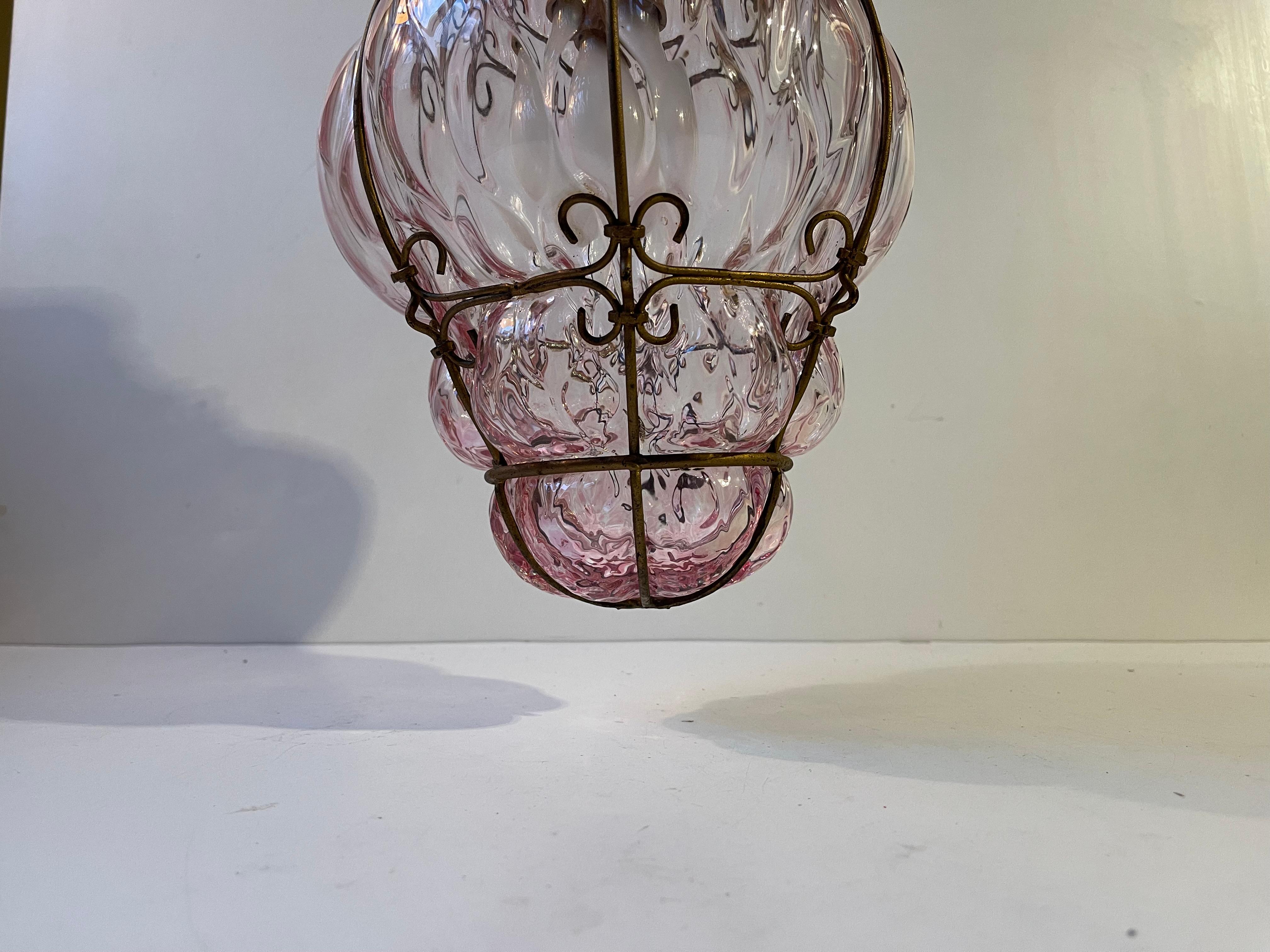 Lampada a sospensione a lampone rosa di Seguso in vetro di Murano a gabbia, anni '50 in vendita 1