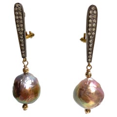 Rosa Semi-Baroque-Süßwasserperlen mit Pavé-Diamanten Paradizia-Ohrringe