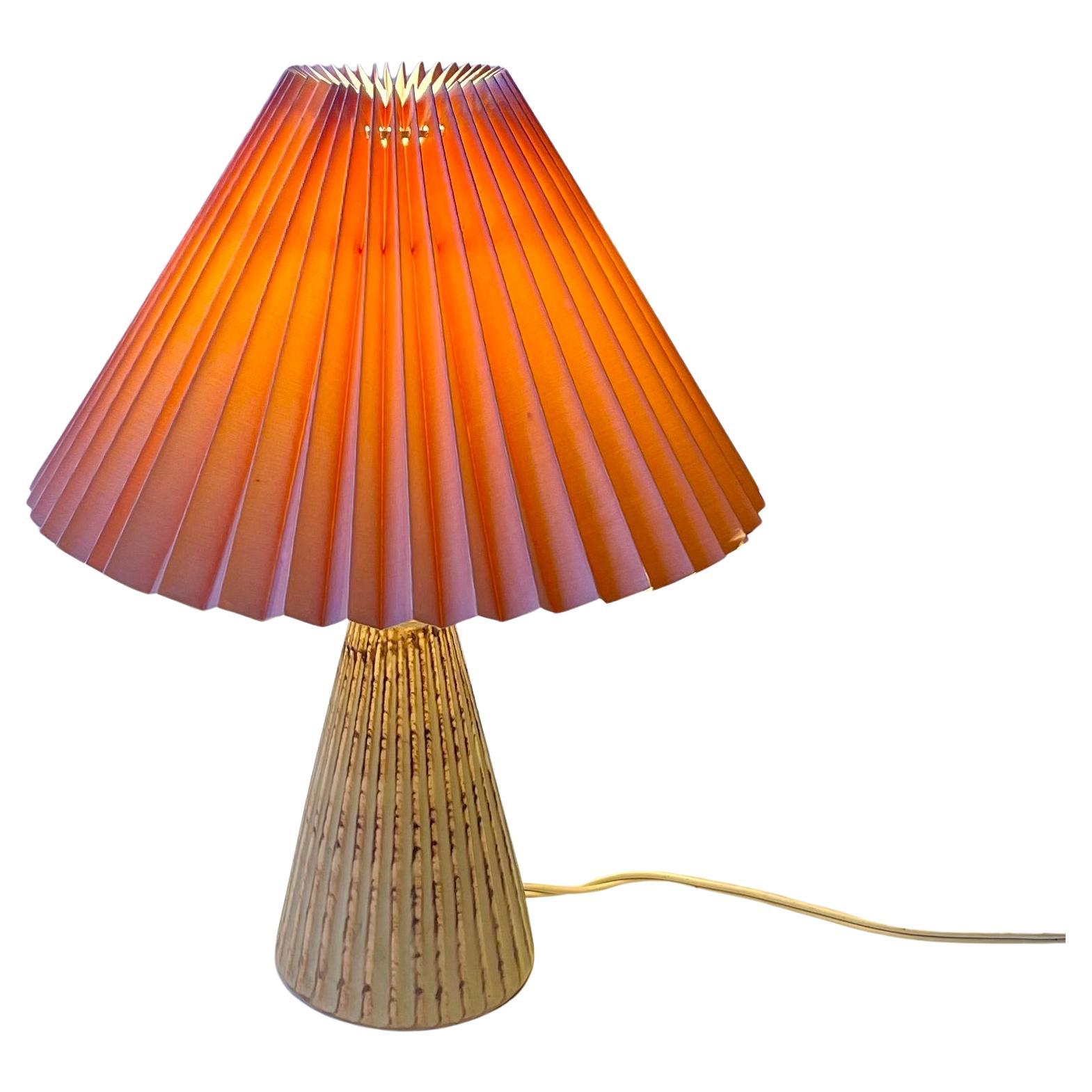 Lampada da tavolo danese con sfumatura rosa in ceramica smaltata e scanalata di Søholm