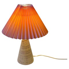 Lampada da tavolo danese con sfumatura rosa in ceramica smaltata e scanalata di Søholm