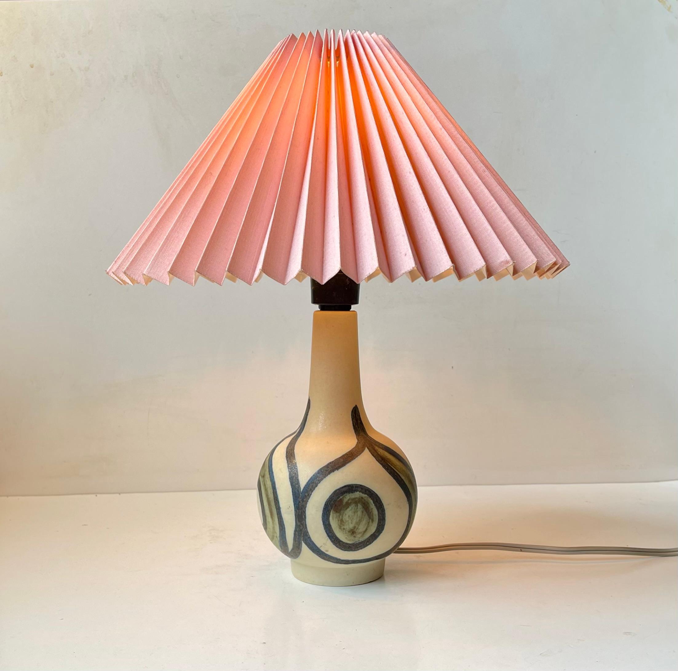 Stylish 1970s onion shaped ceramic table light decorated in earthy green, blue, black and brown glazes set in an organic abstract pattern on a creamy main-glaze. It was made in Denmark during the 1970s by either Søholm or Okela Stentøj. It has no