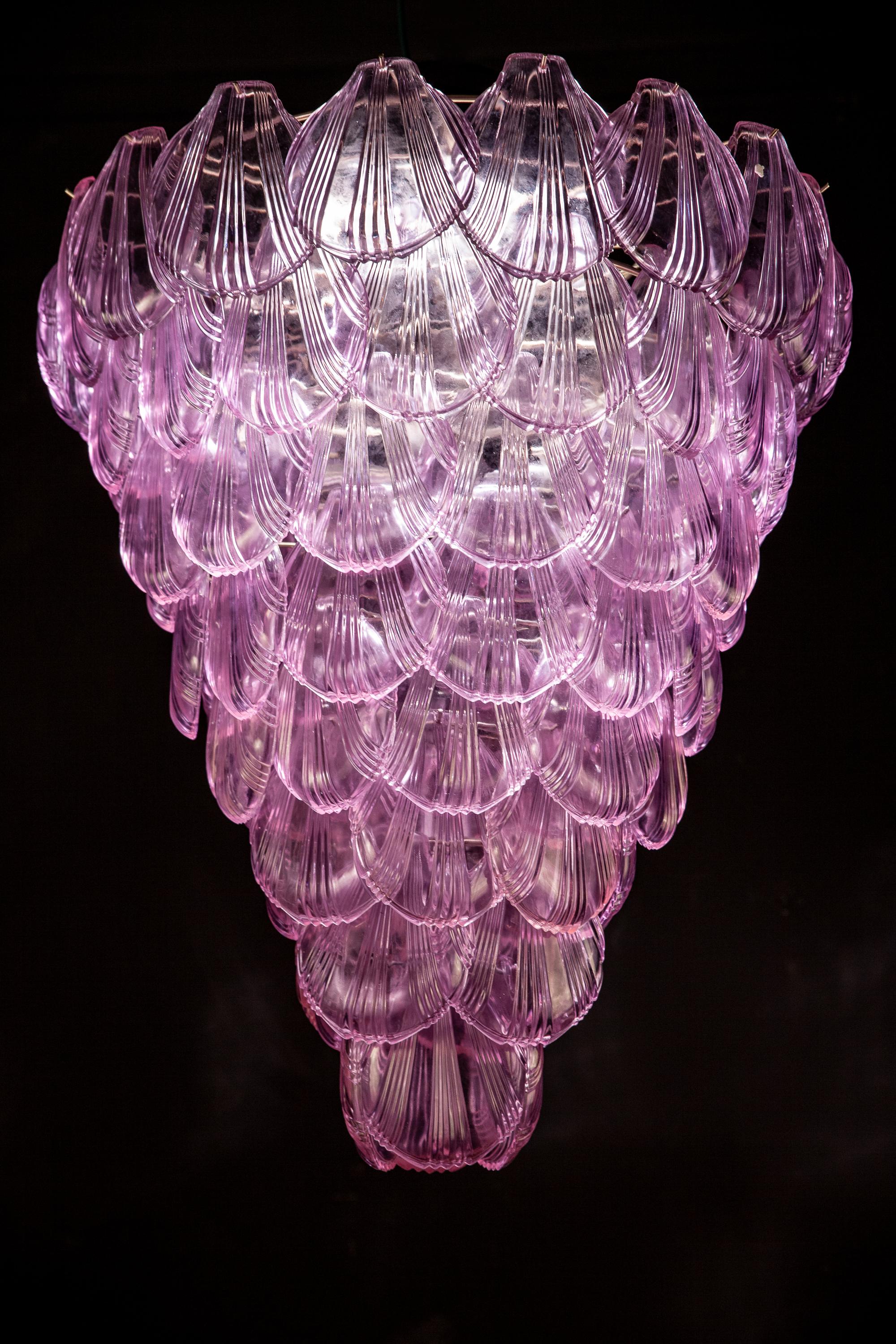 Fabuleux lustre italien en verre de Murano à huit niveaux avec une cascade de coquillages roses donnant un effet lumineux extraordinaire.

  