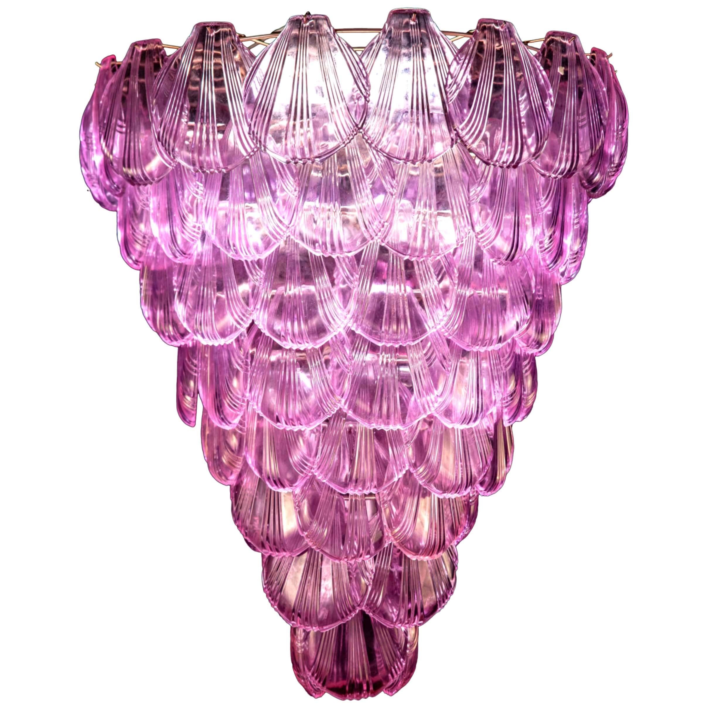 Fabuleux lustre en verre italien de Murano à huit niveaux avec une cascade de coquillages roses donnant un effet de lumière extraordinaire.
Disponible également en paire.
 