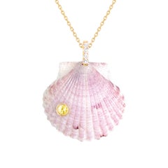 Pendentif en forme de coquillage rose avec diamant et saphir jaune