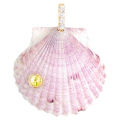 Pendentif en forme de coquillage rose avec diamant et saphir jaune