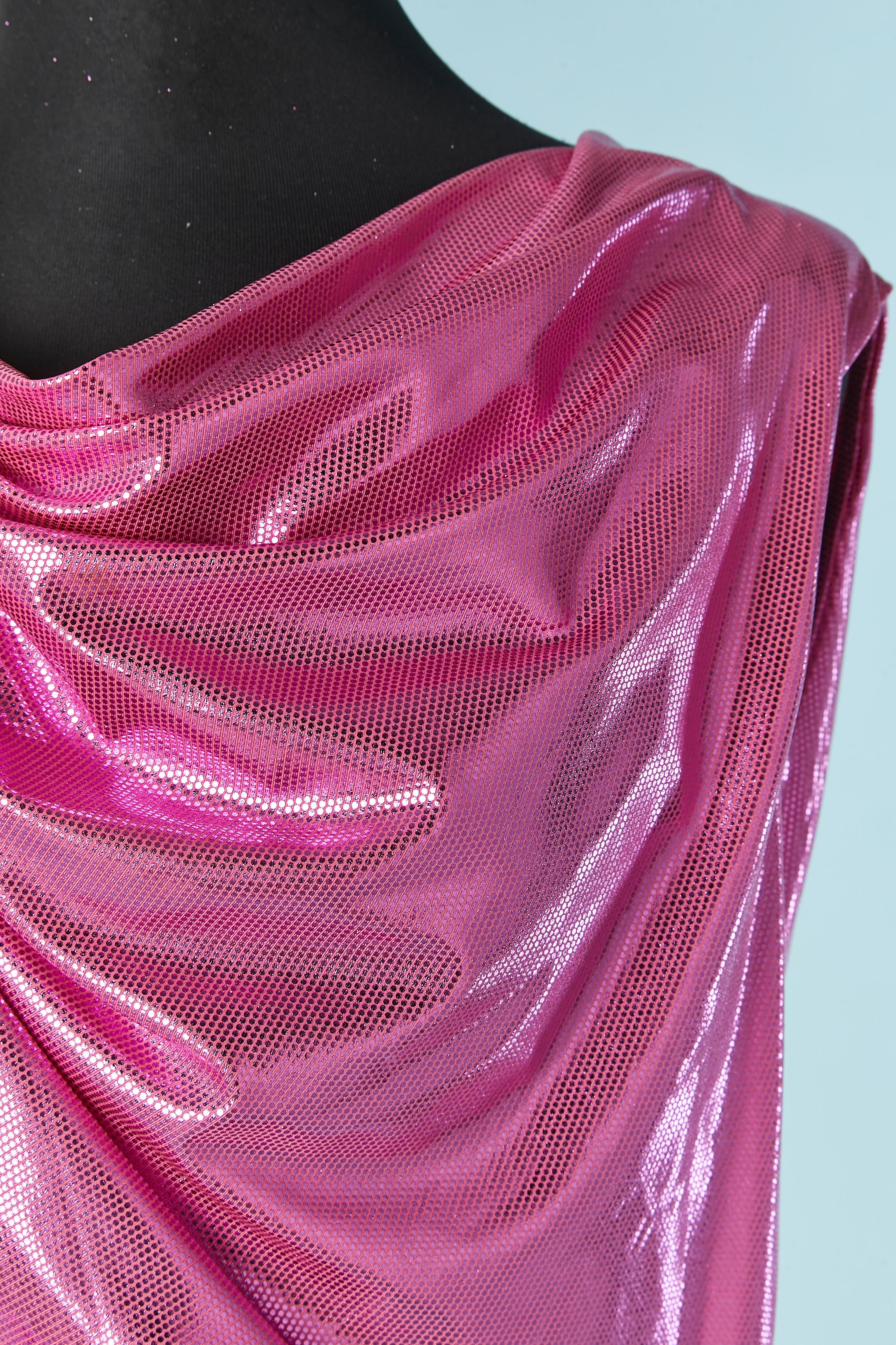 Robe de cocktail drapée en jersey rose brillant.
Composition du tissu : 100% polyester. 
Ceinture à nouer dans le dos 
Taille S sur l'étiquette mais convient aussi à M. 
