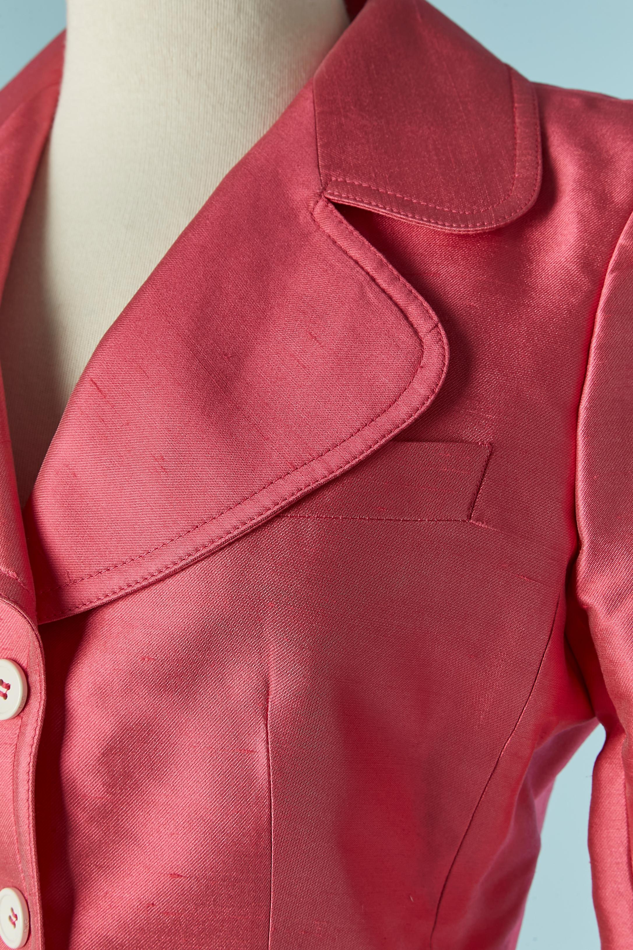Soie rose( 57%)  et jupette en coton (43%) . 
Composition de la doublure : 73% polyester, 27% nylon. 
Pad d'épaule. Fermeture par boutons et boutonnières sur le milieu du devant et sur les poignets. Hologramme d'authenticité. Poche sur les deux