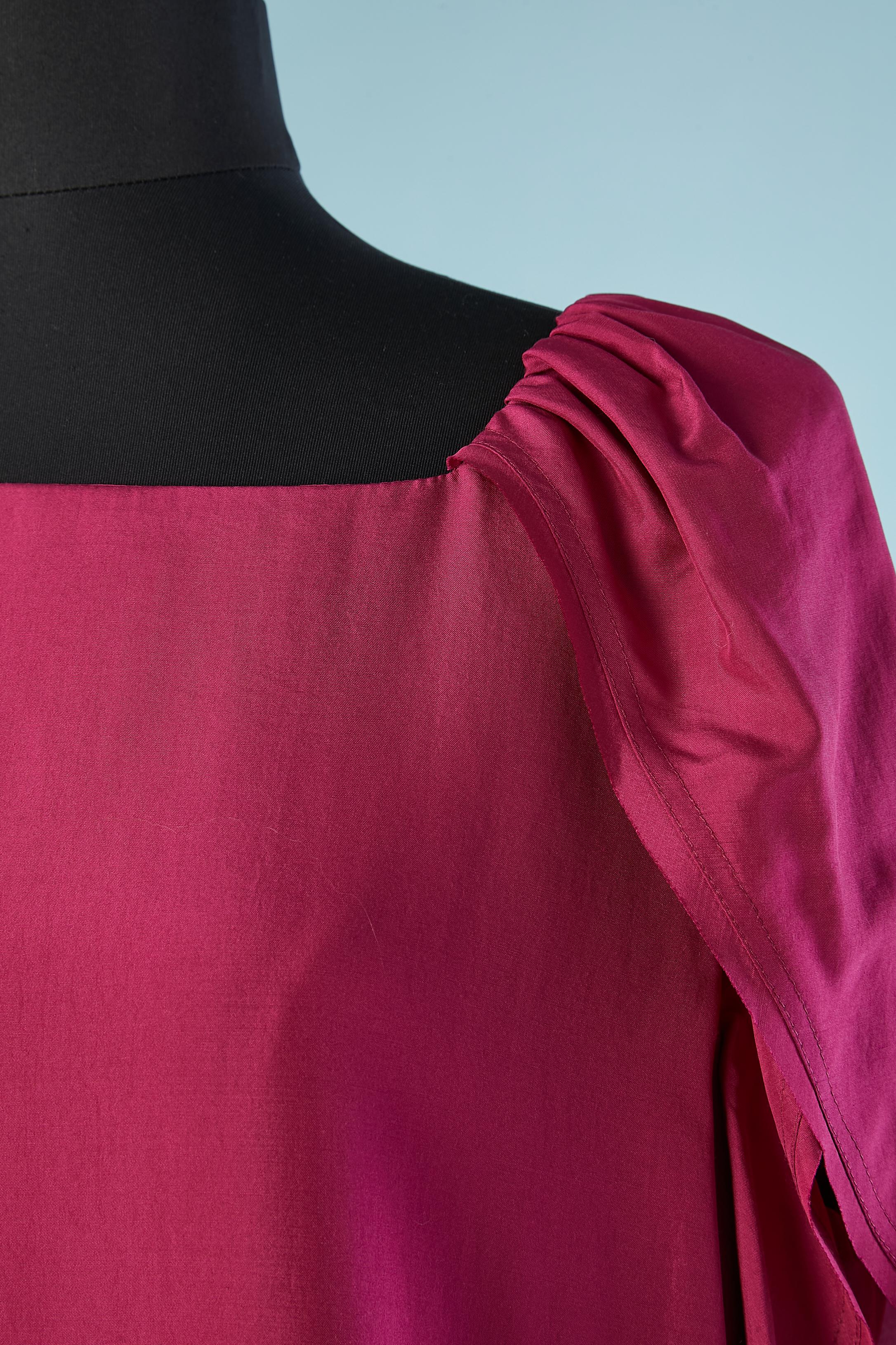 Vestido de cóctel de seda rosa. Holograma de autentificación. Un botón y un ojal detrás de la base del cuello. Bolsillo con forro de seda marrón.
TALLA 44(It) 40 (Fr) 10 (Us) 