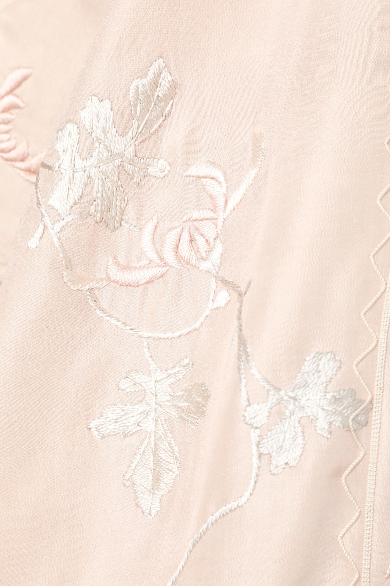 Rosa Seidenkimonomantel aus Seide mit Chrysanthemenstickereien und Knöpfen, um 1920 im Zustand „Hervorragend“ im Angebot in Saint-Ouen-Sur-Seine, FR