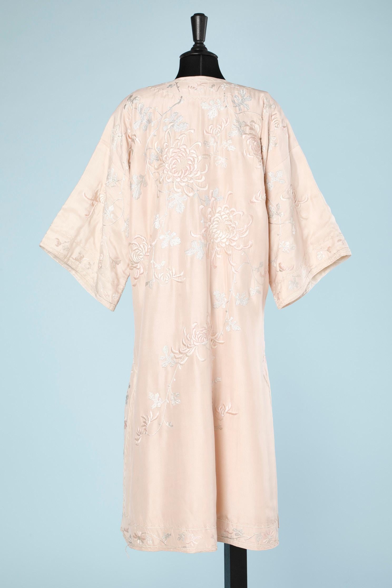 Pink silk kimono coat with chysanthemum embroideries and buttons Circa 1920 For Sale 1