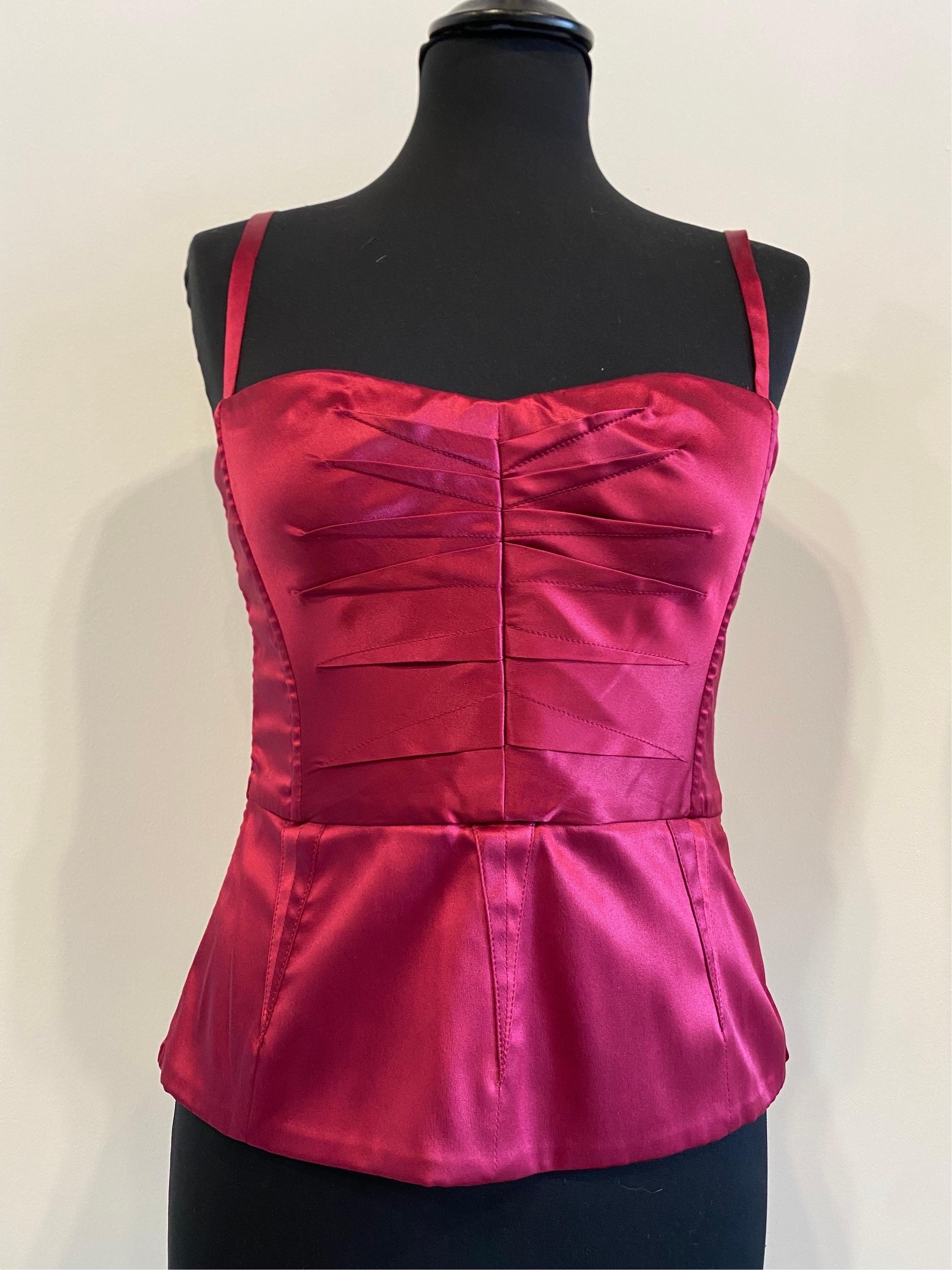 Dolce & Gabbana bustier top
In silk, spandex, acetate and nylon.
With slightly rigid plates typical of the corset.
Zip on the back with logoed zip.
Size 40.
Bust 33
Breast 37
Length 35
In excellent overall condition, shows signs of normal use.