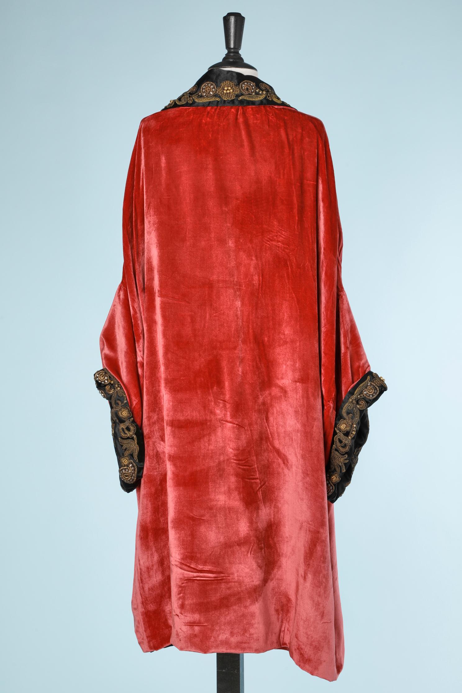 Pink silk velvet Opera coat with gold embroidered  1920 In Good Condition In Saint-Ouen-Sur-Seine, FR