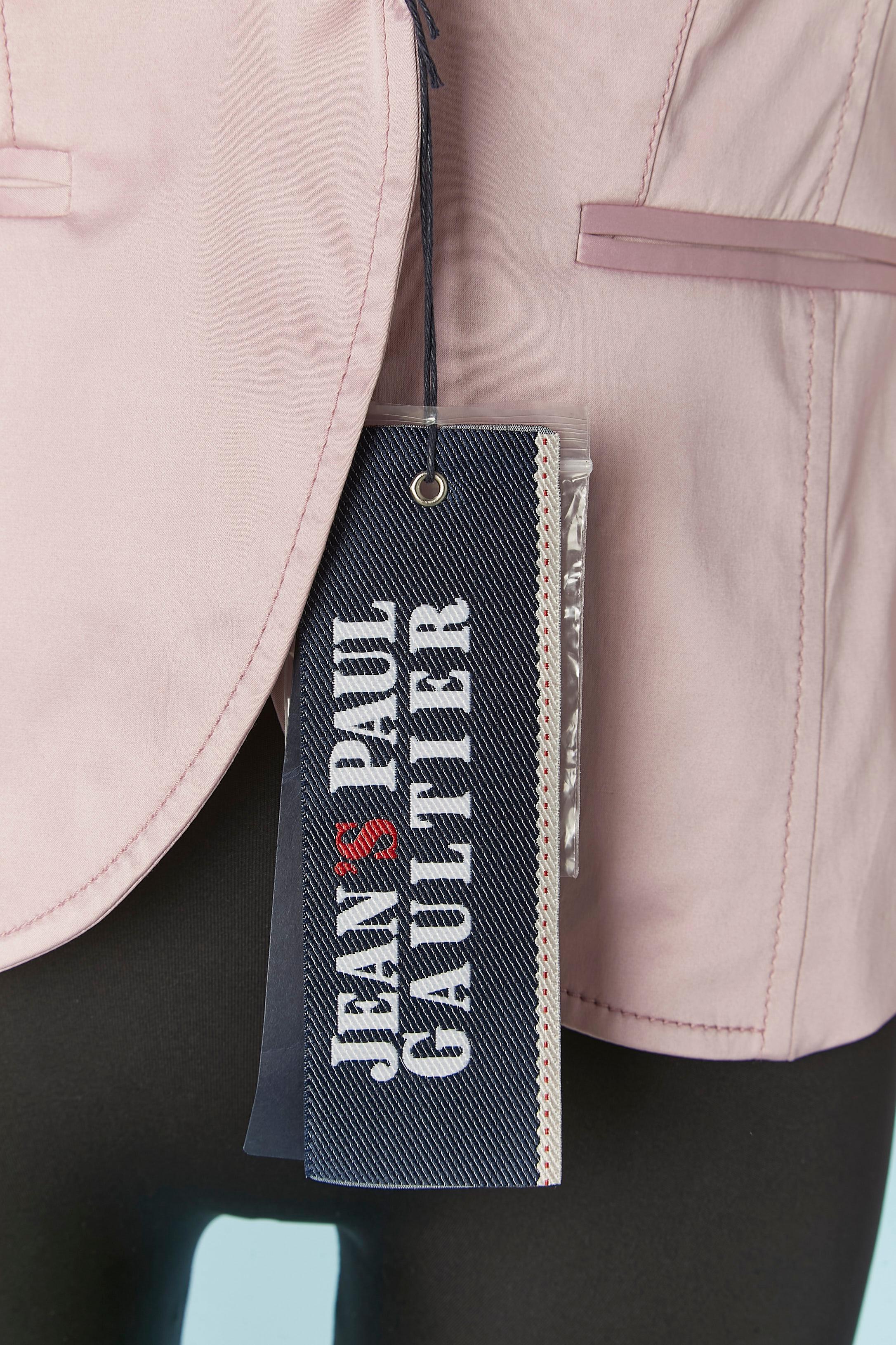 Rosa einreihige Jacke . Zusammensetzung des Hauptgewebes: 50% Baumwolle, 47% Polyester, 3% Stretch. Innenfutter aus Viskose mit Markenzeichen. Knopf- und Knopflochverschluss in der vorderen Mitte und an den Manschetten + 2 zusätzliche Knöpfe im