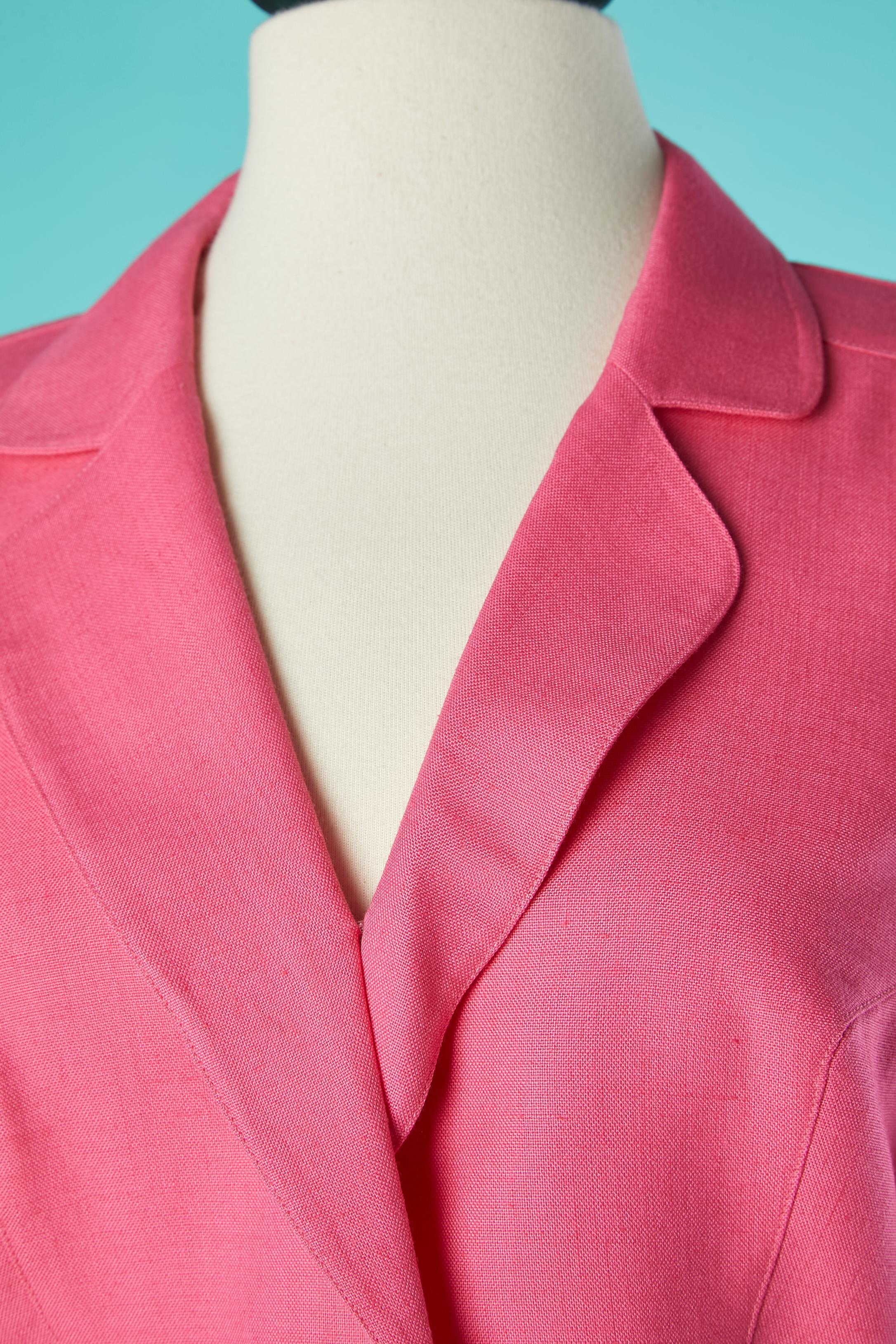 Pink skirt-suit with short sleeves and jewelery cabochon  on the middle front of the jacket ( 2 snaps underneath) 
Main fabric composition: 78% rayon, 22% linen. 
No fabric lining composition tag but probably acetate or rayon. 2 hidden hook&eye