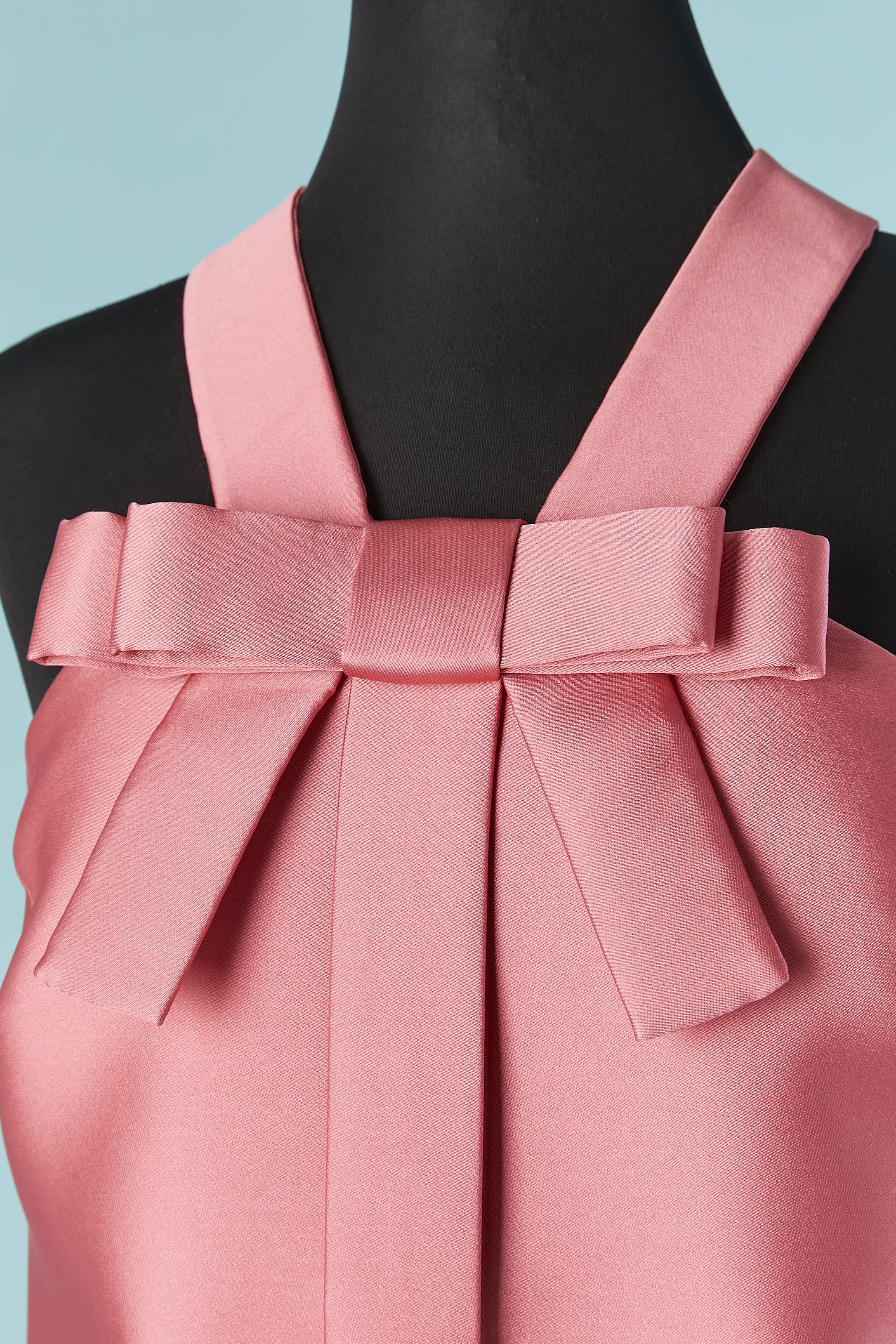 Pink sleeveless cocktail dress with bow. Fabric composition: 70% polyester, 30% silk. the inside of the fabric is grey and there is piping. Invisible zip closure on the left side. Pocket on both side. 
Size: 42 (It) 38 (Fr) M 