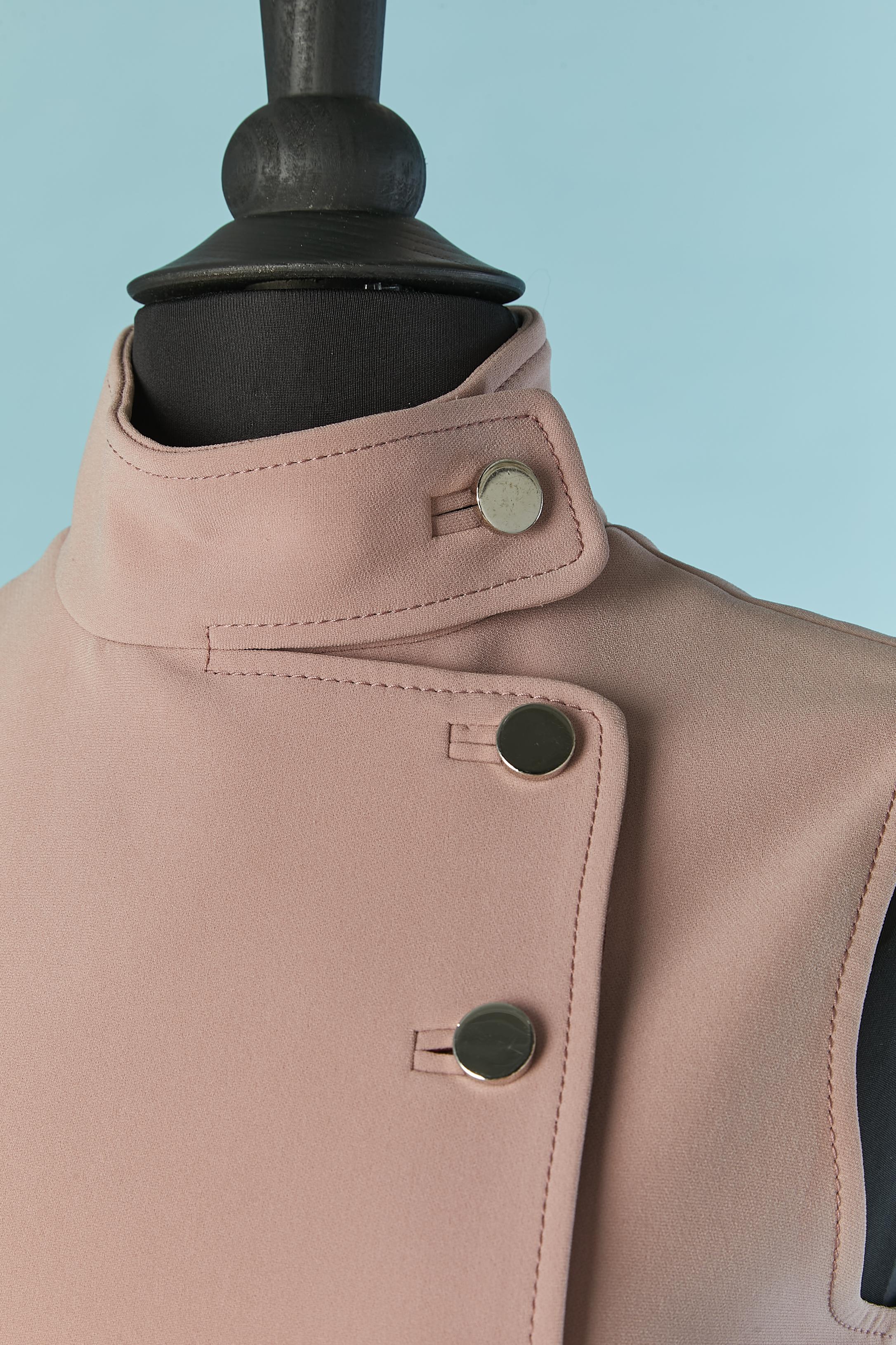 Robe rose sans manches avec découpes et boutons argentés. Composition du tissu : 65% acétate, 35% polyester. Doublure en soie uniquement à l'intérieur de la partie supérieure du devant. 
TAILLE 38 (Fr) M 