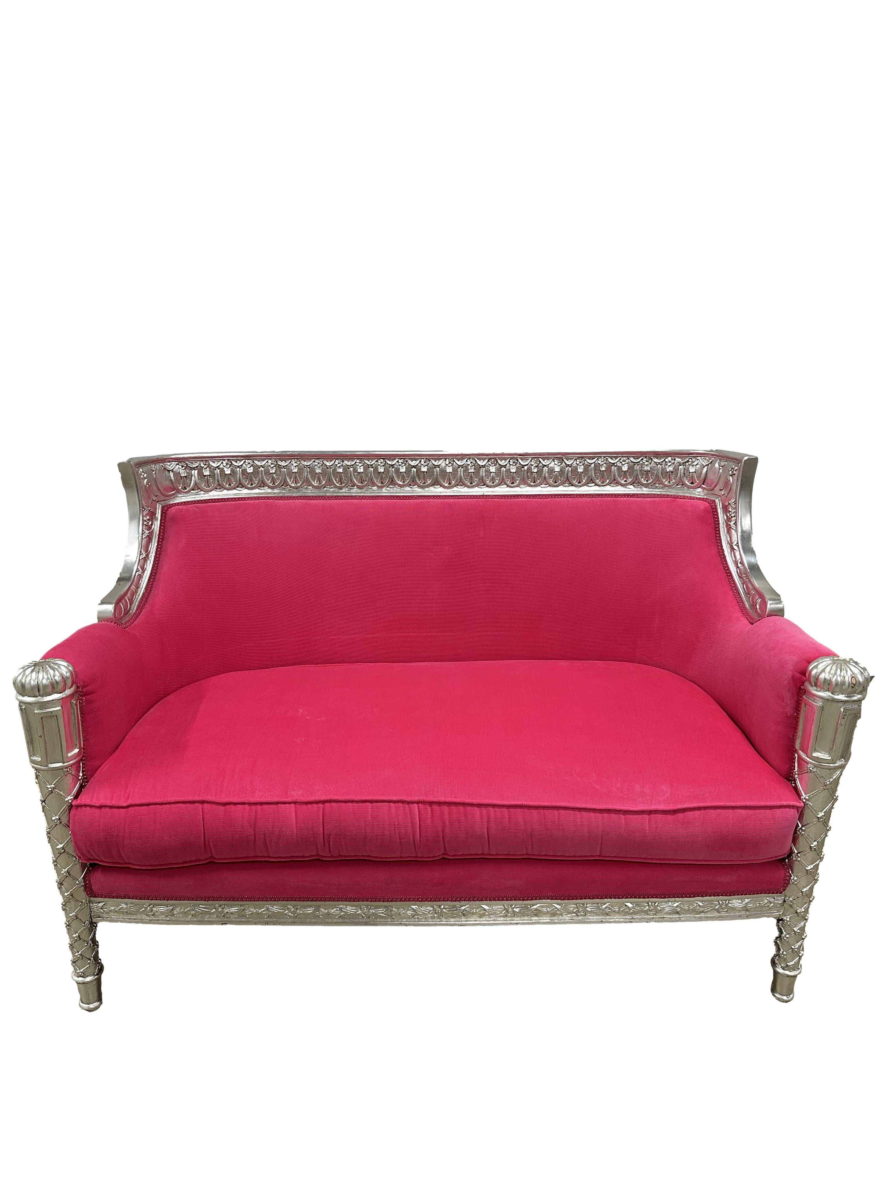 Erhöhen Sie Ihren Wohnbereich mit der erhabenen Schönheit unseres Anglo-Indischen Sofas, einem wahren Zeugnis sorgfältiger Handwerkskunst und zeitlosen Designs. 

1. **Epoche-inspiriertes Design:** Inspiriert von der Kolonialzeit, ist dieses Sofa