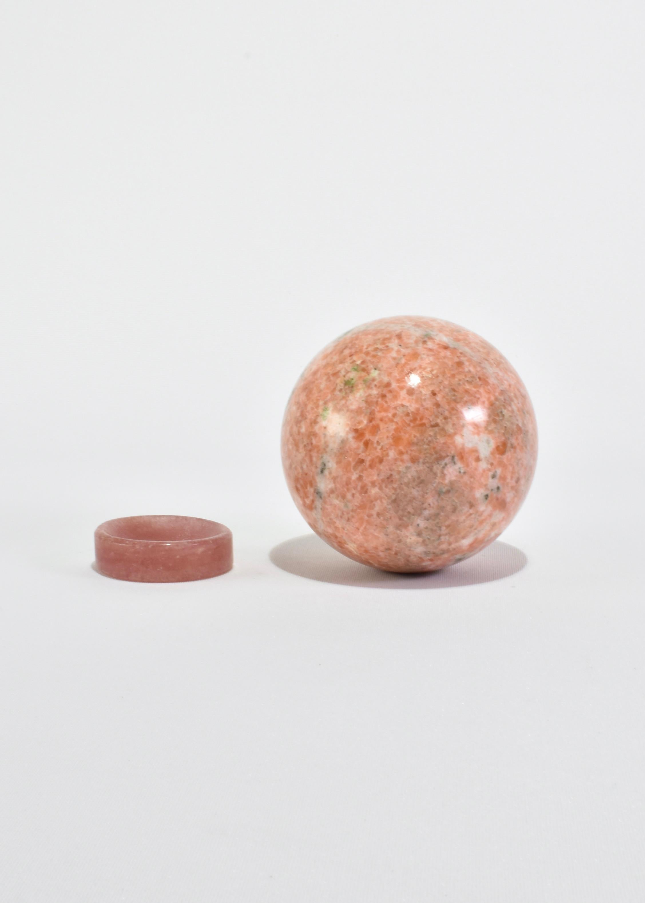 Pietra Scultura a sfera rosa in vendita
