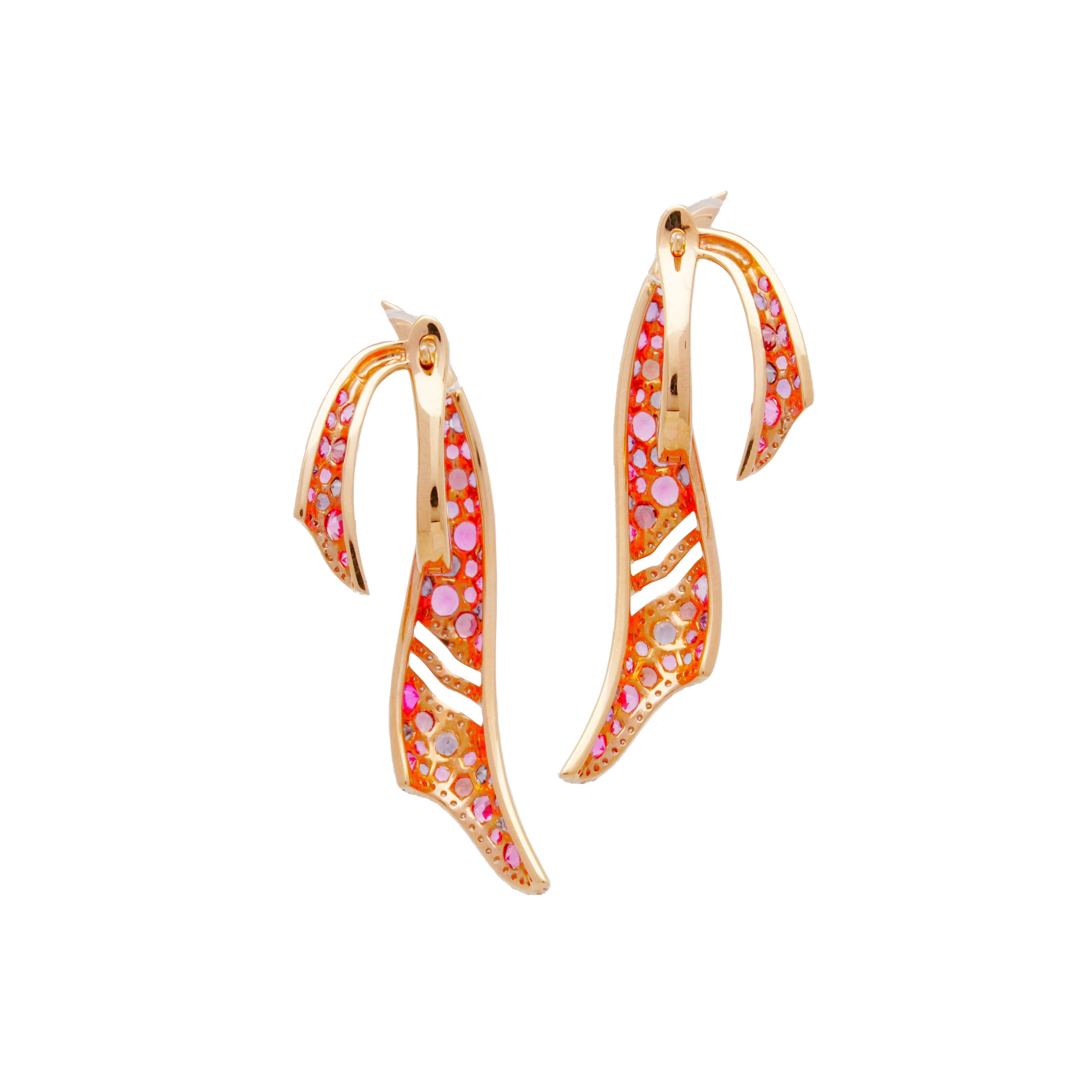Dieses einzigartige und elegante Paar Ohrringe besteht aus einer Kombination von Amethysten, rosa Spinellen und weißen Diamanten. Durch die Anordnung der Edelsteine entsteht ein schmaler Übergang von einer Farbe zur anderen. Austy ist so