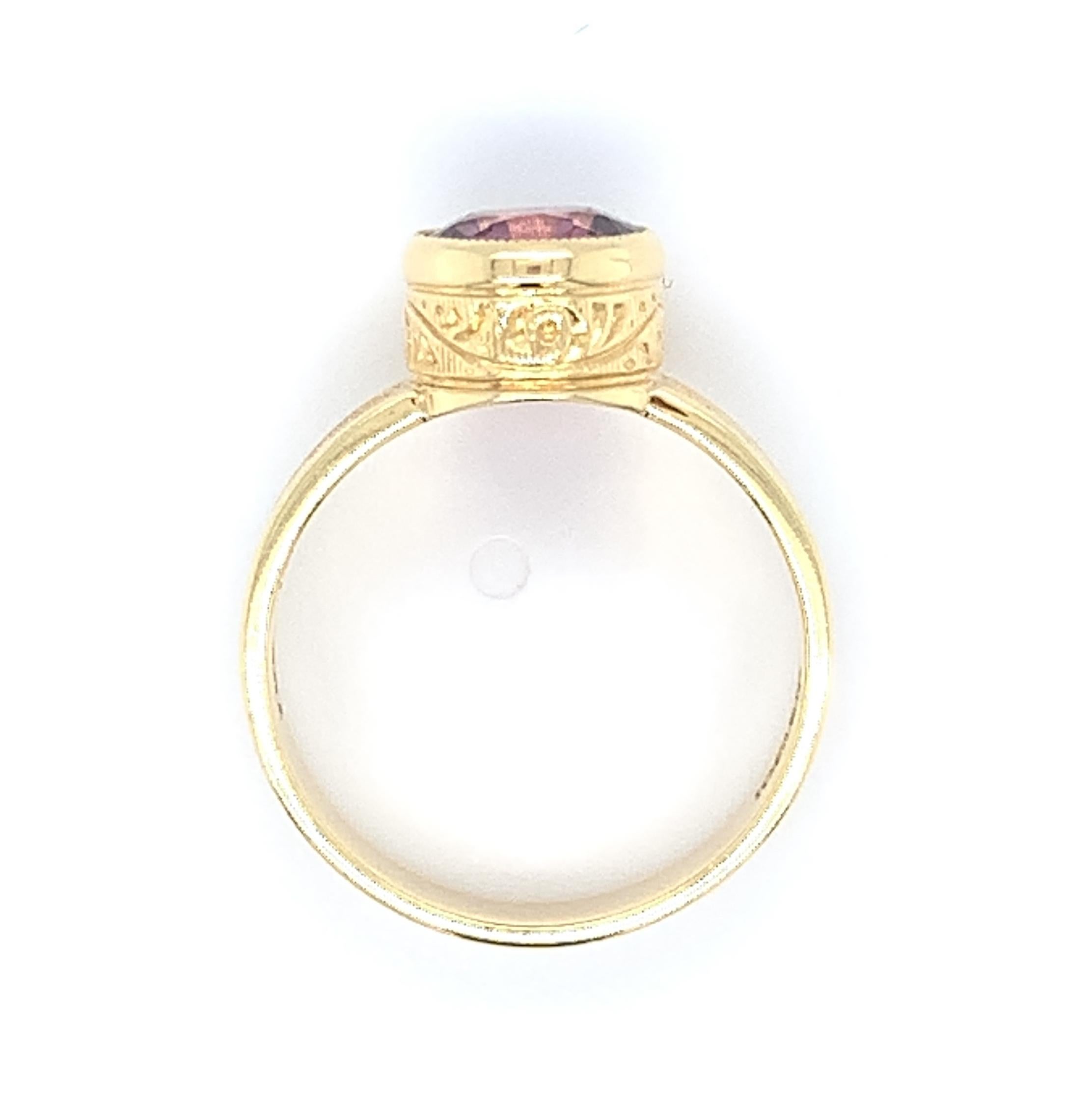 Pink Spinel and 18k Yellow Gold Hand-Engraved Band Ring, 1.93 Carats For Sale 4