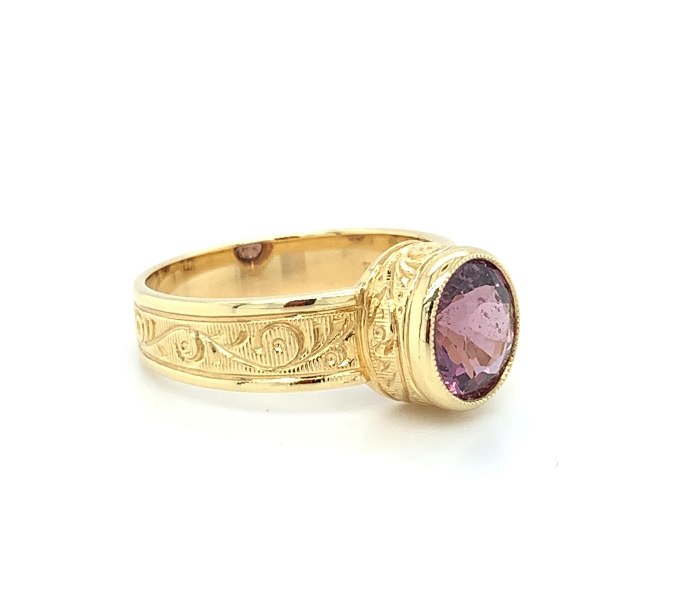 Pink Spinel and 18k Yellow Gold Hand-Engraved Band Ring, 1.93 Carats For Sale 5