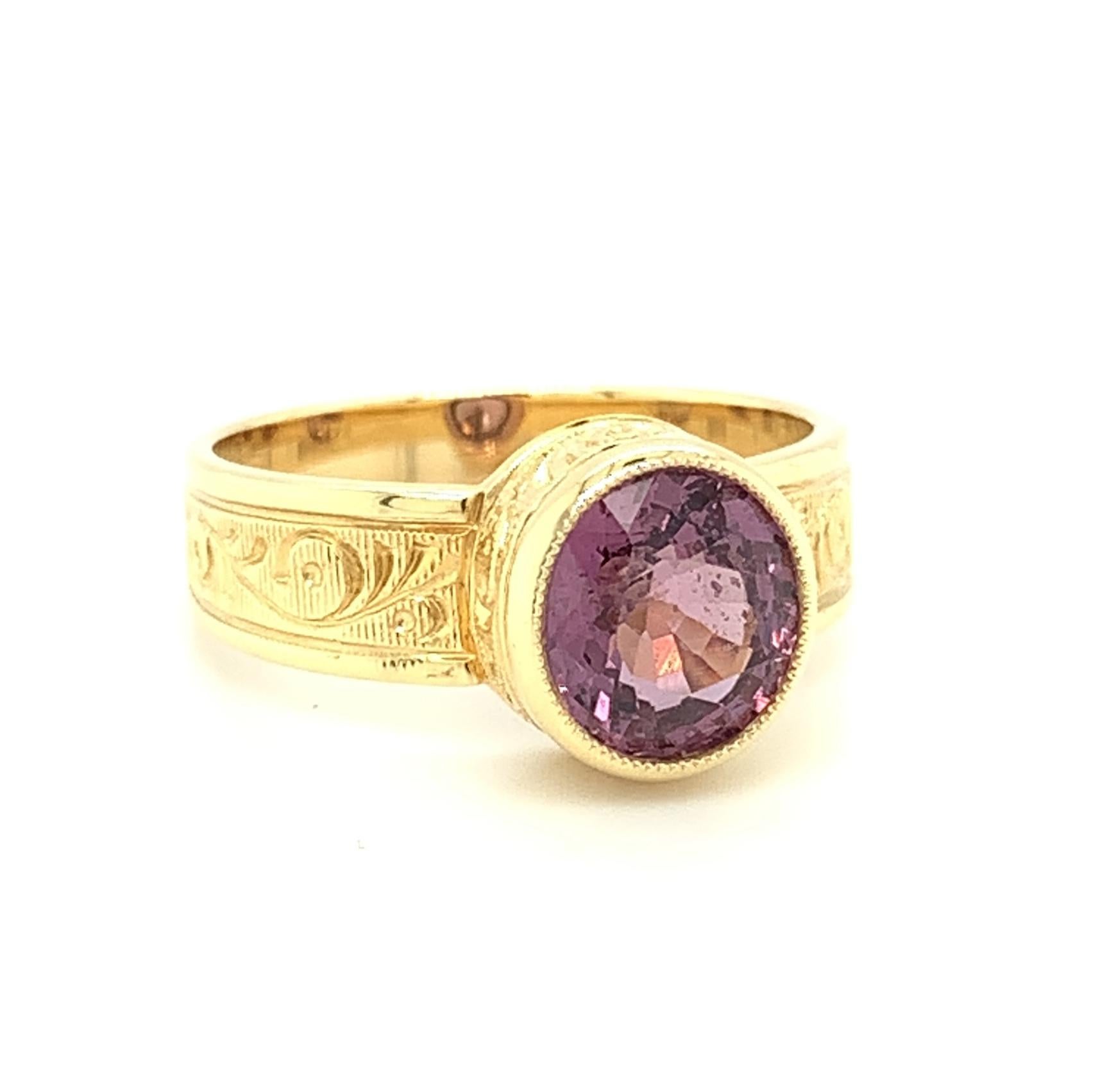 Pink Spinel and 18k Yellow Gold Hand-Engraved Band Ring, 1.93 Carats For Sale 1