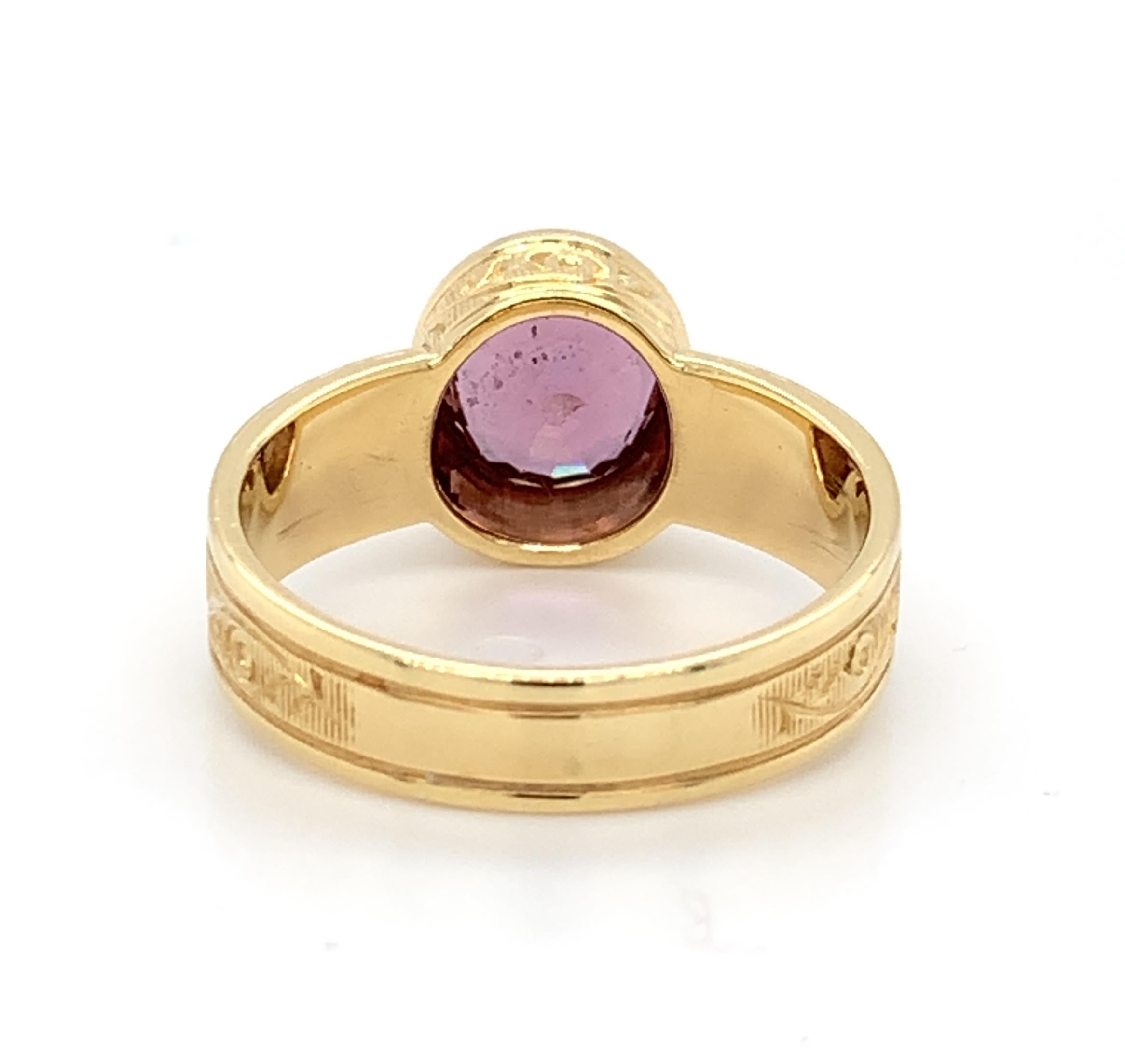 Pink Spinel and 18k Yellow Gold Hand-Engraved Band Ring, 1.93 Carats For Sale 2