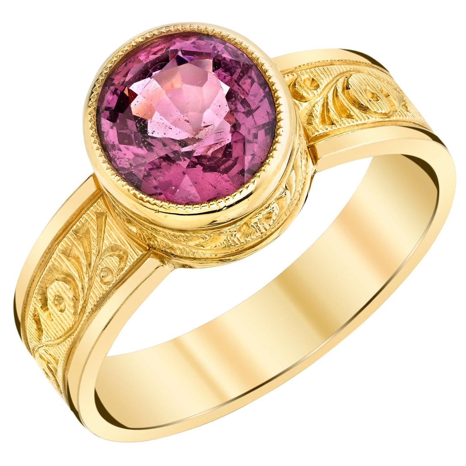 Bague jonc en or jaune 18 carats et spinelle rose gravée à la main, 1,93 carats en vente