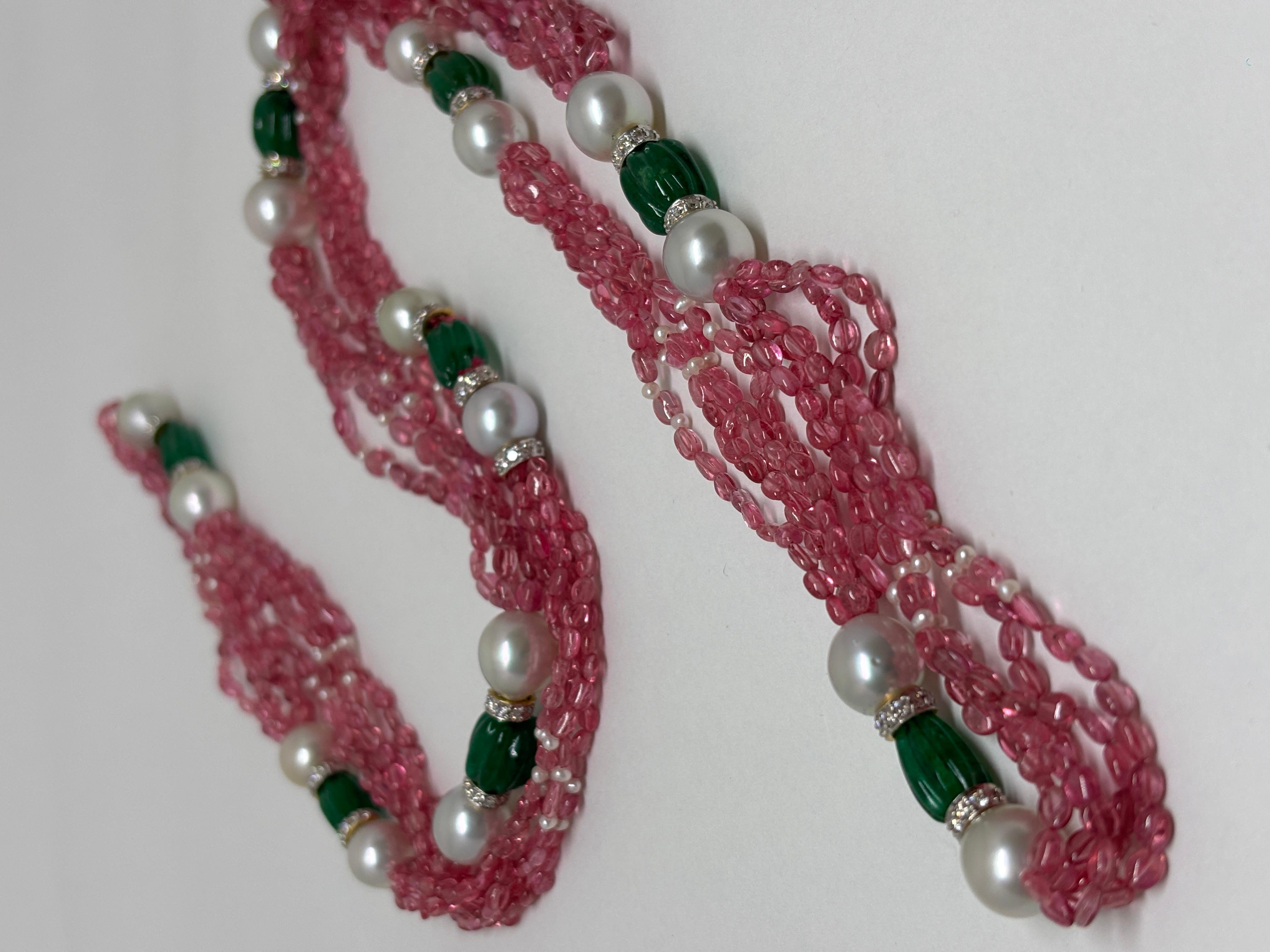 Questa elegante collana di 37 pollici combina la bellezza sorprendente di 263,14 carati di spinello rosa e smeraldi intricatamente intagliati, creando un pezzo che irradia fascino e raffinatezza.

Lo spinello rosa è spesso apprezzato per le sue