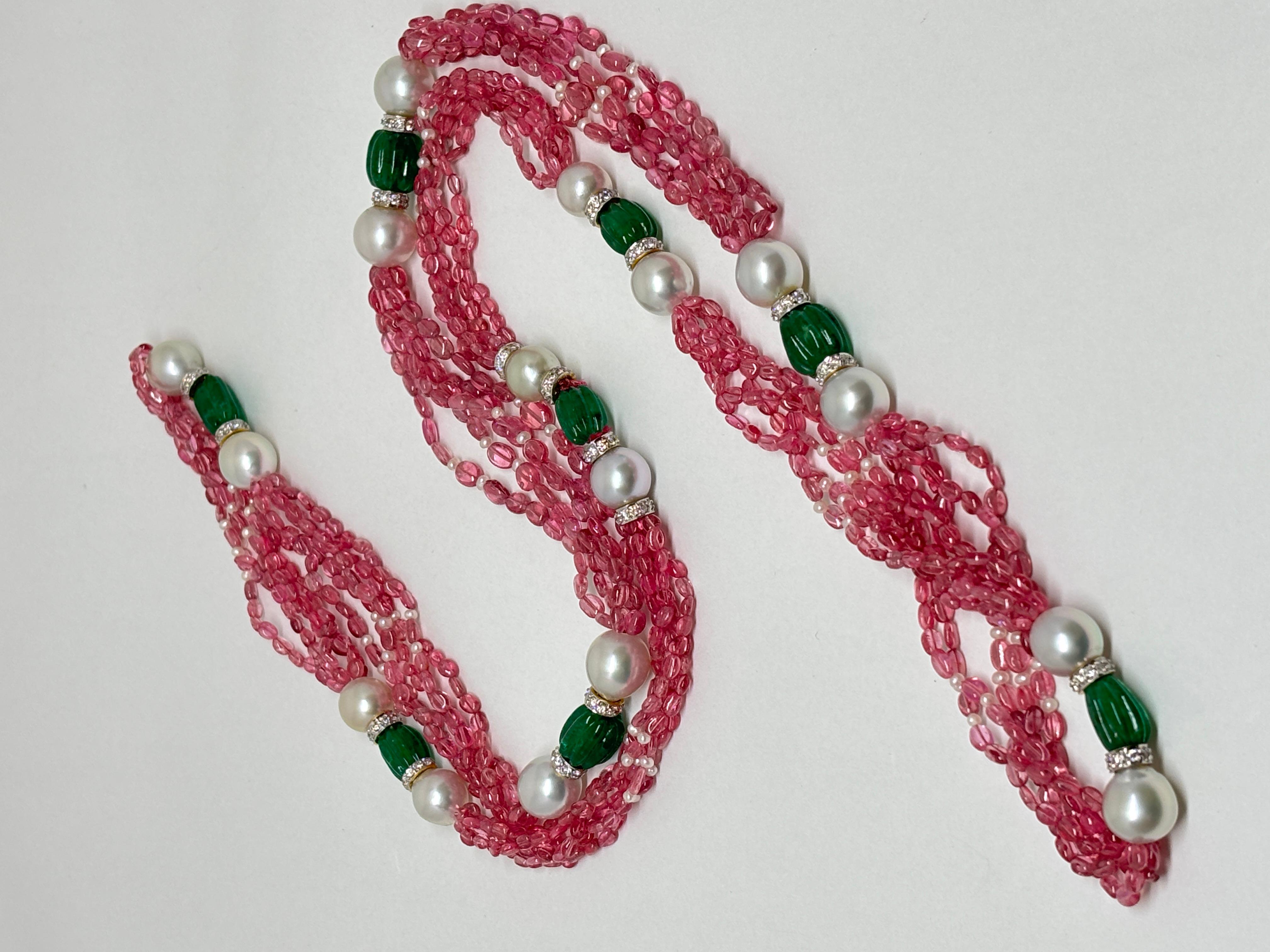 Perlina Collana con spinello rosa e smeraldo intagliato 263,14 carati con perle dei mari del sud e Dia in vendita