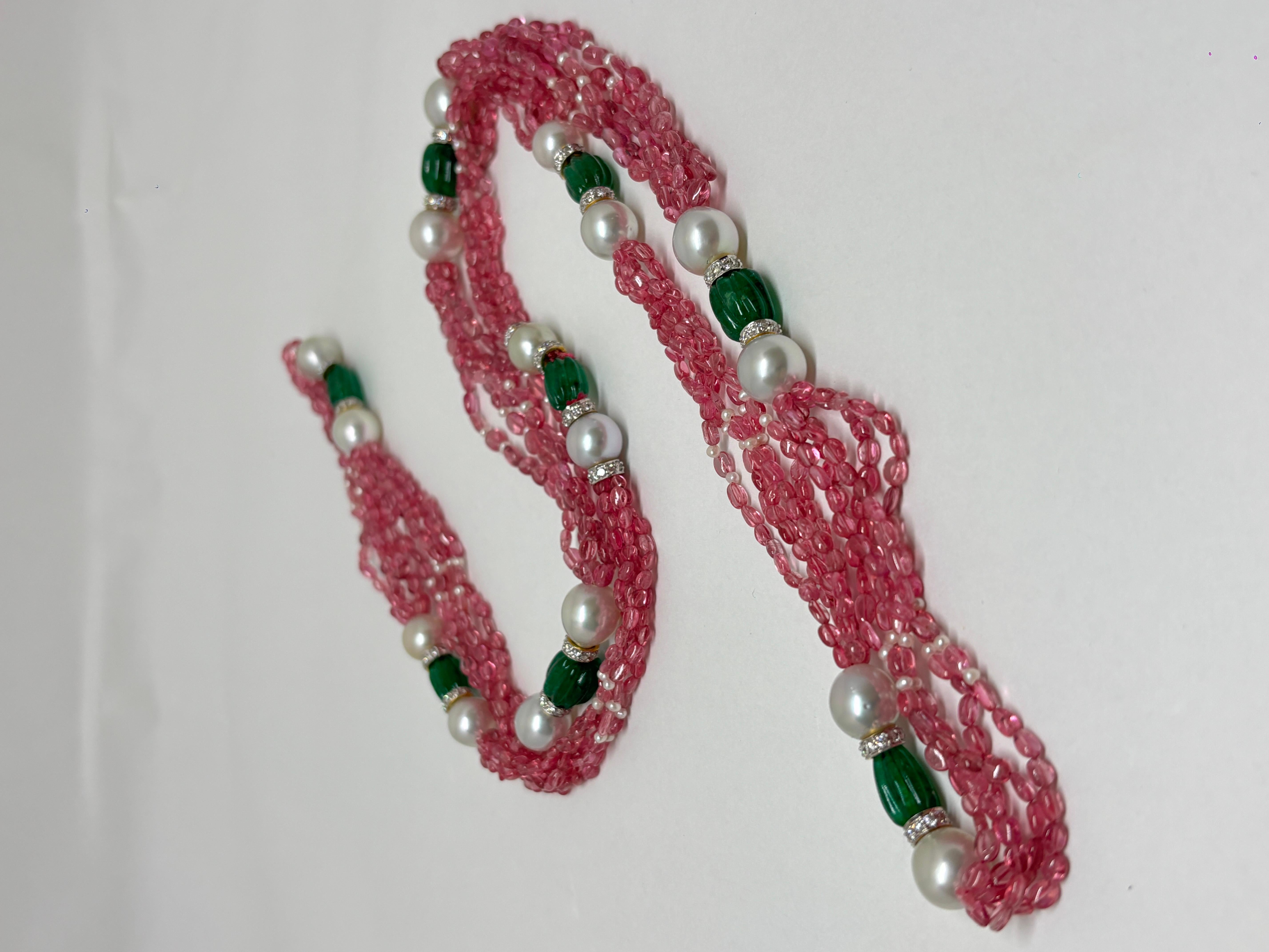Collana con spinello rosa e smeraldo intagliato 263,14 carati con perle dei mari del sud e Dia In condizioni Nuovo in vendita a Hong Kong, HK