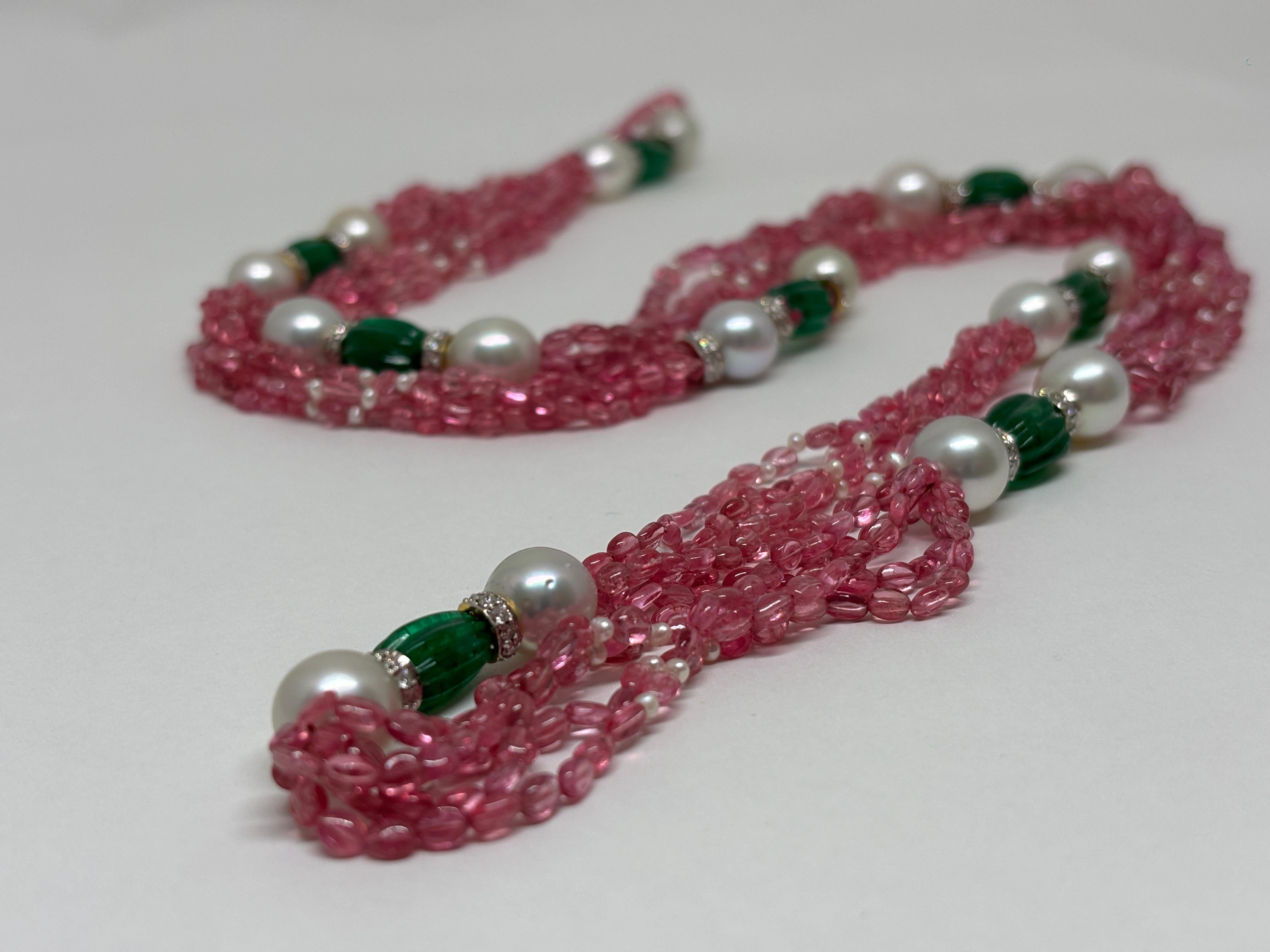 Donna Collana con spinello rosa e smeraldo intagliato 263,14 carati con perle dei mari del sud e Dia in vendita