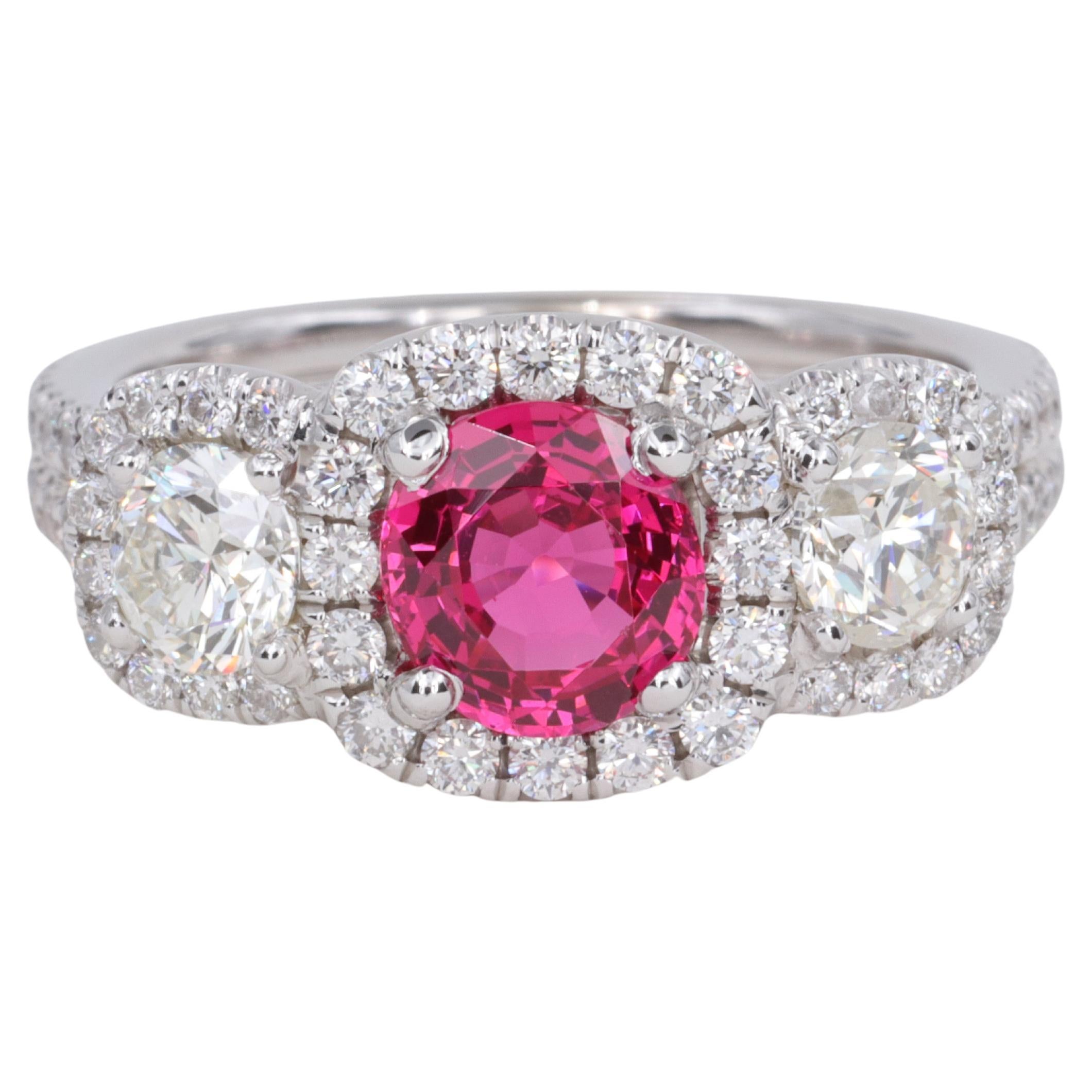 Bague Halo à trois pierres en spinelle rose 1,44 carat, G.I.A. et diamants