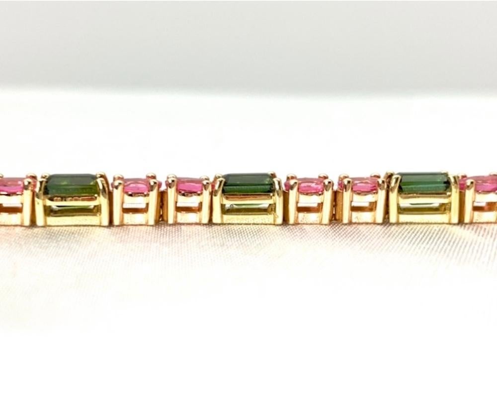 Tennisarmband aus rosa Spinell und grünem Turmalin, Roségold (Smaragdschliff) im Angebot